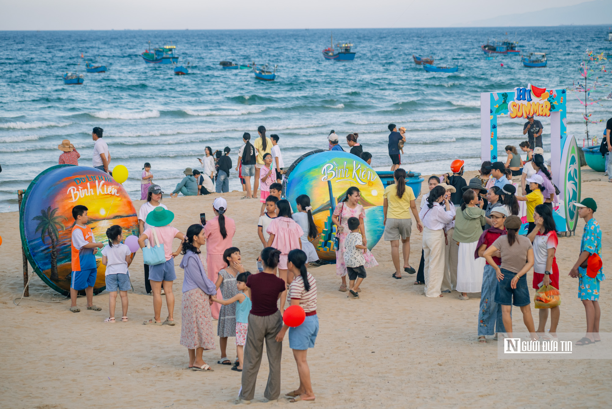 Ấn tượng con đường thúng chai trên bờ biển được thầy cô và sinh viên “thổi hồn” hút đông du khách - Ảnh 1.