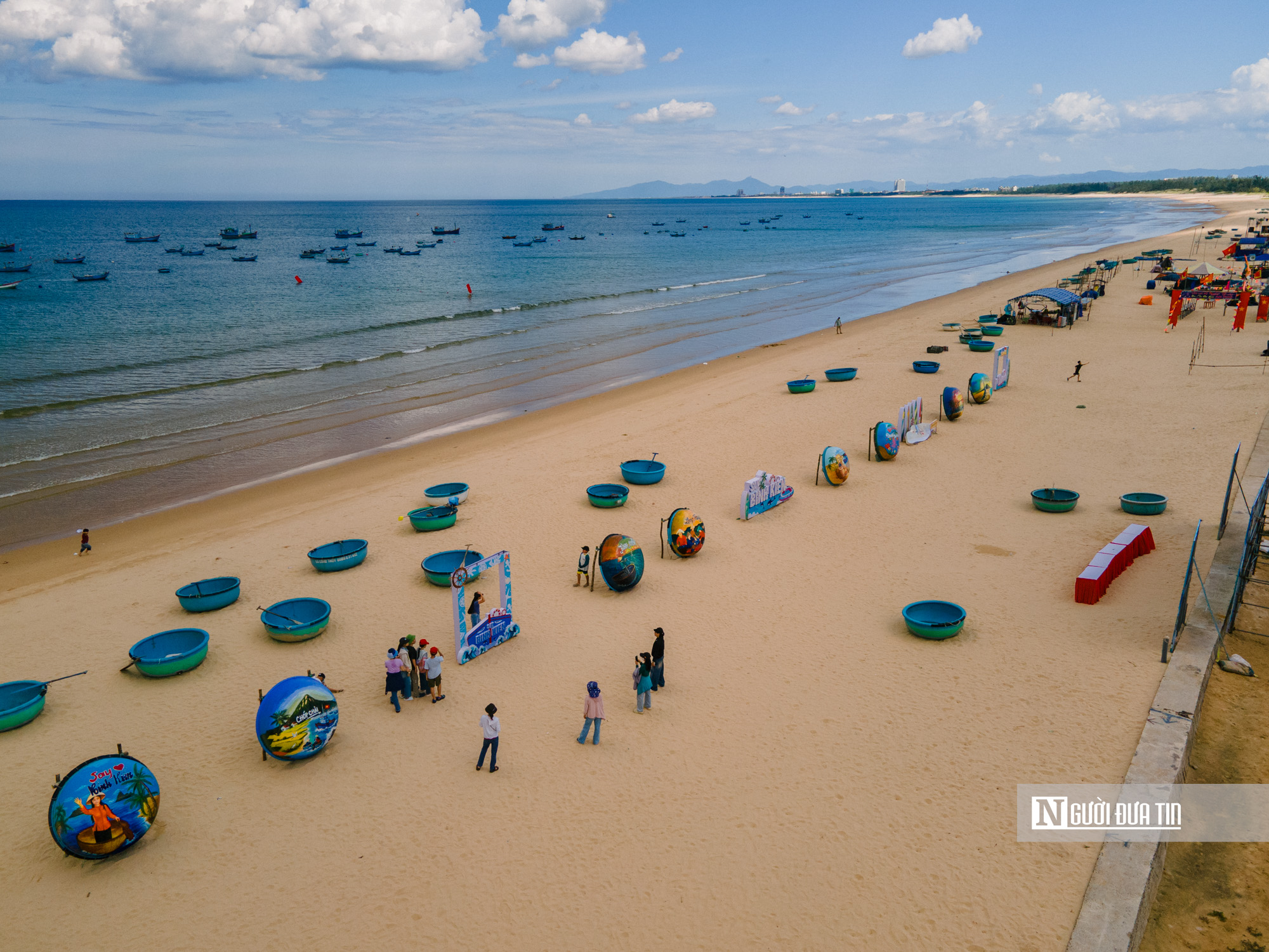 Ấn tượng con đường thúng chai trên bờ biển được thầy cô và sinh viên “thổi hồn” hút đông du khách - Ảnh 2.