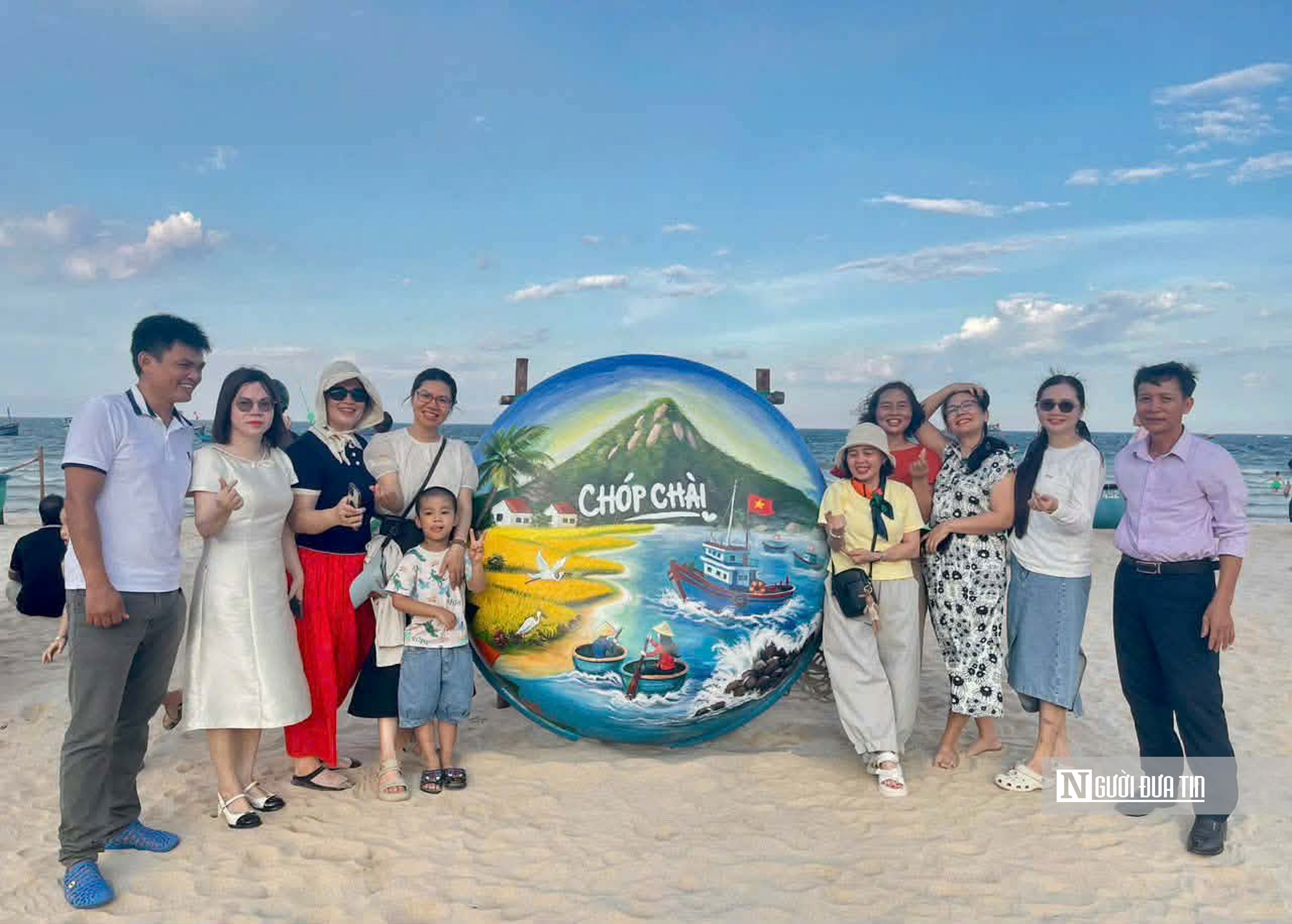 Ấn tượng con đường thúng chai trên bờ biển được thầy cô và sinh viên “thổi hồn” hút đông du khách - Ảnh 8.