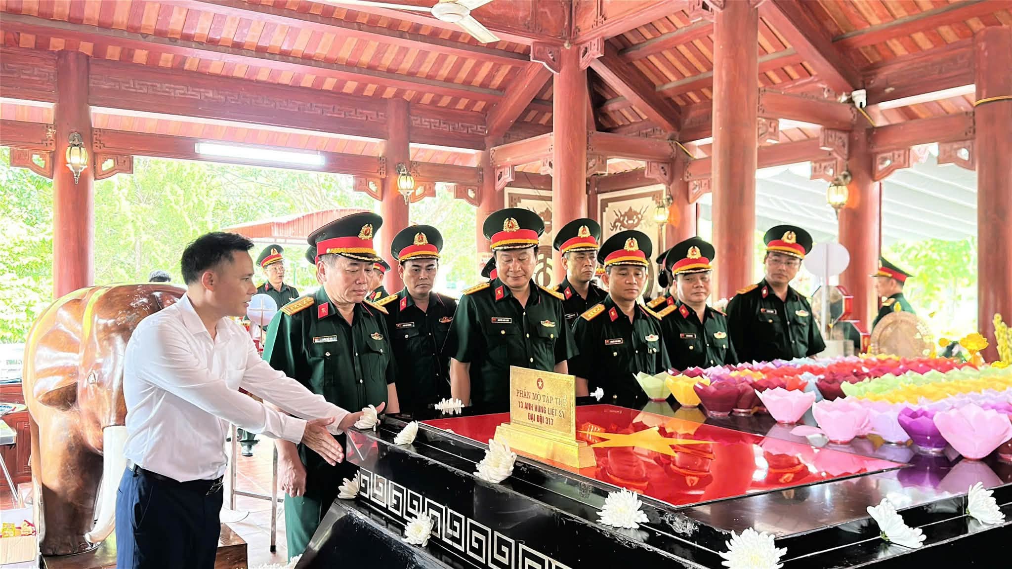 Đóa hoa lòng dâng lên những anh hùng bất tử nơi Truông Bồn- Ảnh 12.