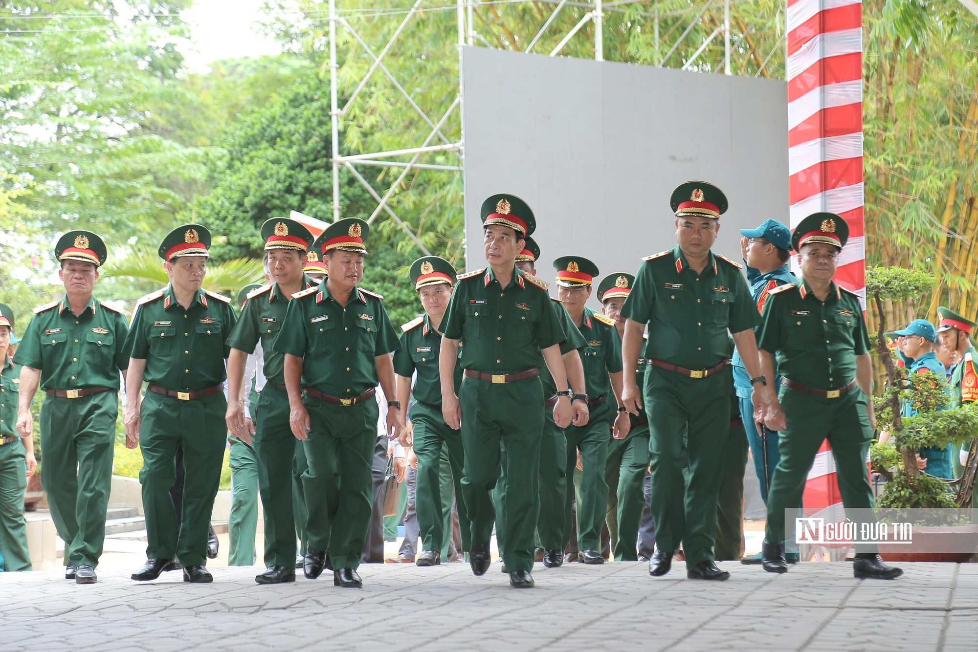 Đại tướng Phan Văn Giang dâng hương tại Công viên Lê Thị Riêng, nơi đã quy tập 101 hài cốt liệt sĩ - Ảnh 1.
