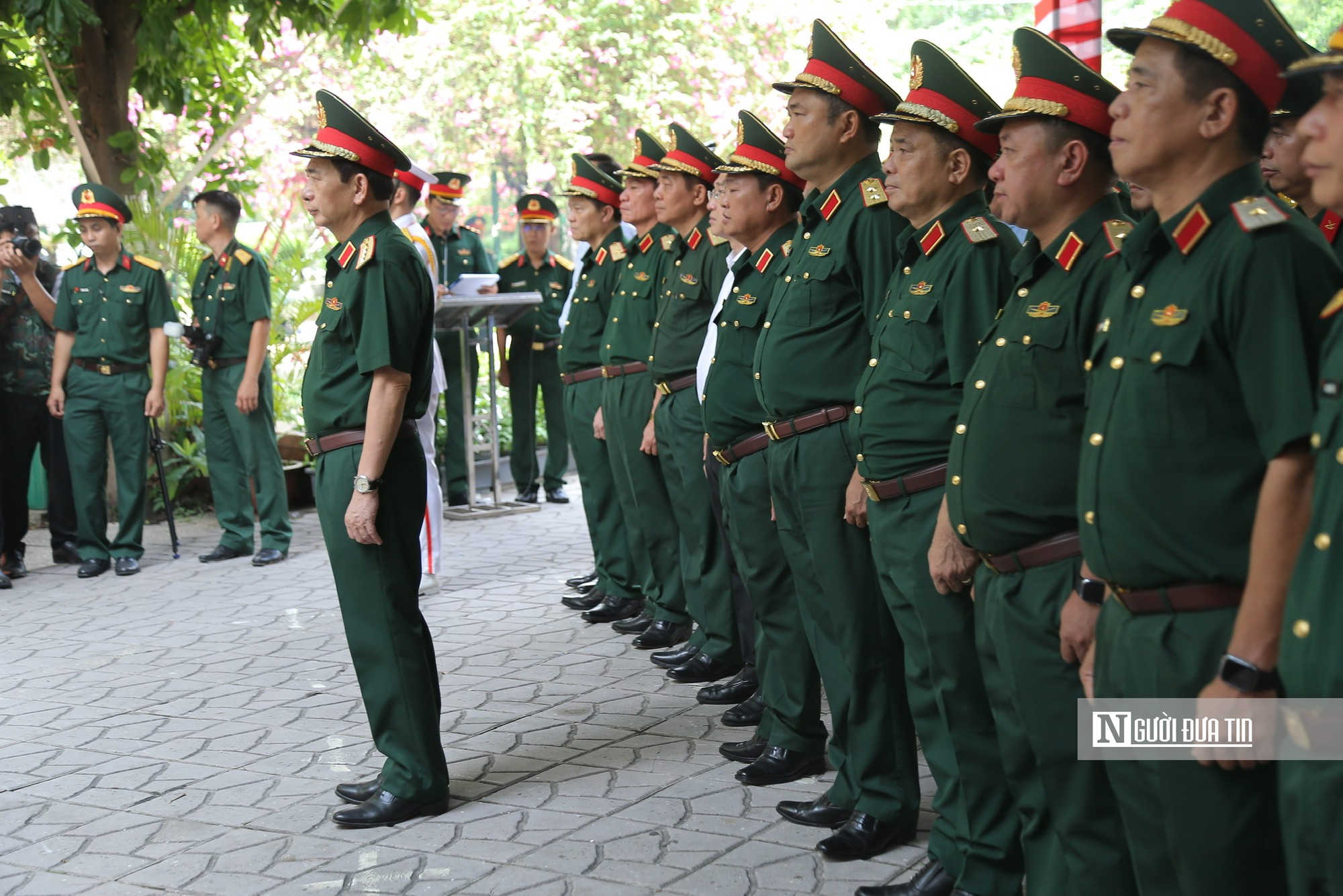 Đại tướng Phan Văn Giang dâng hương tại Công viên Lê Thị Riêng, nơi đã quy tập 101 hài cốt liệt sĩ - Ảnh 6.