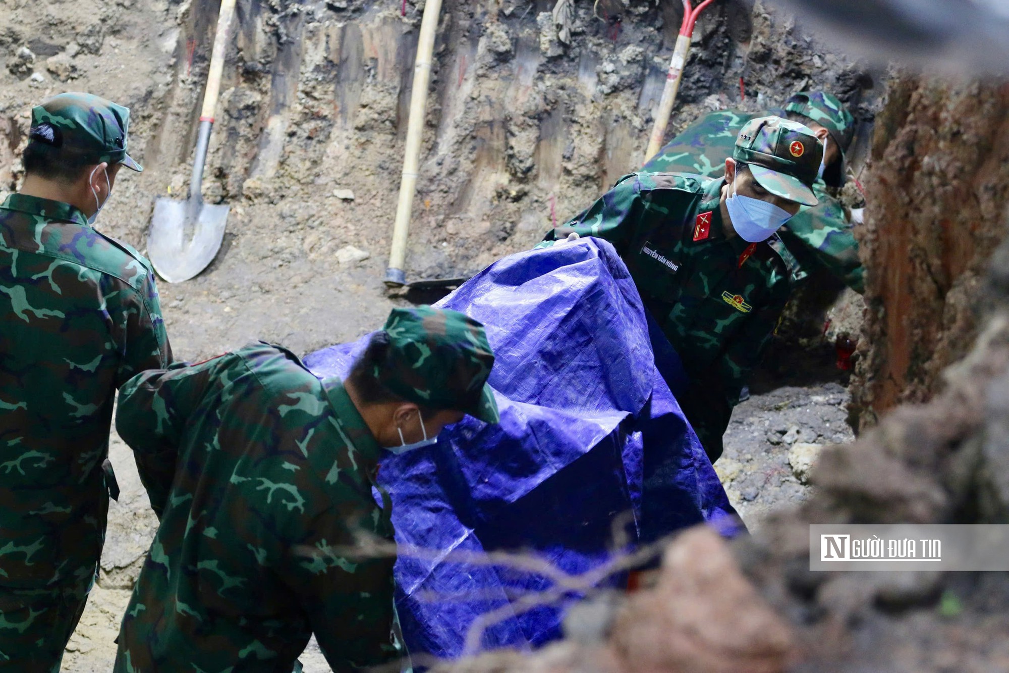 Đại tướng Phan Văn Giang dâng hương tại Công viên Lê Thị Riêng, nơi đã quy tập 101 hài cốt liệt sĩ - Ảnh 11.