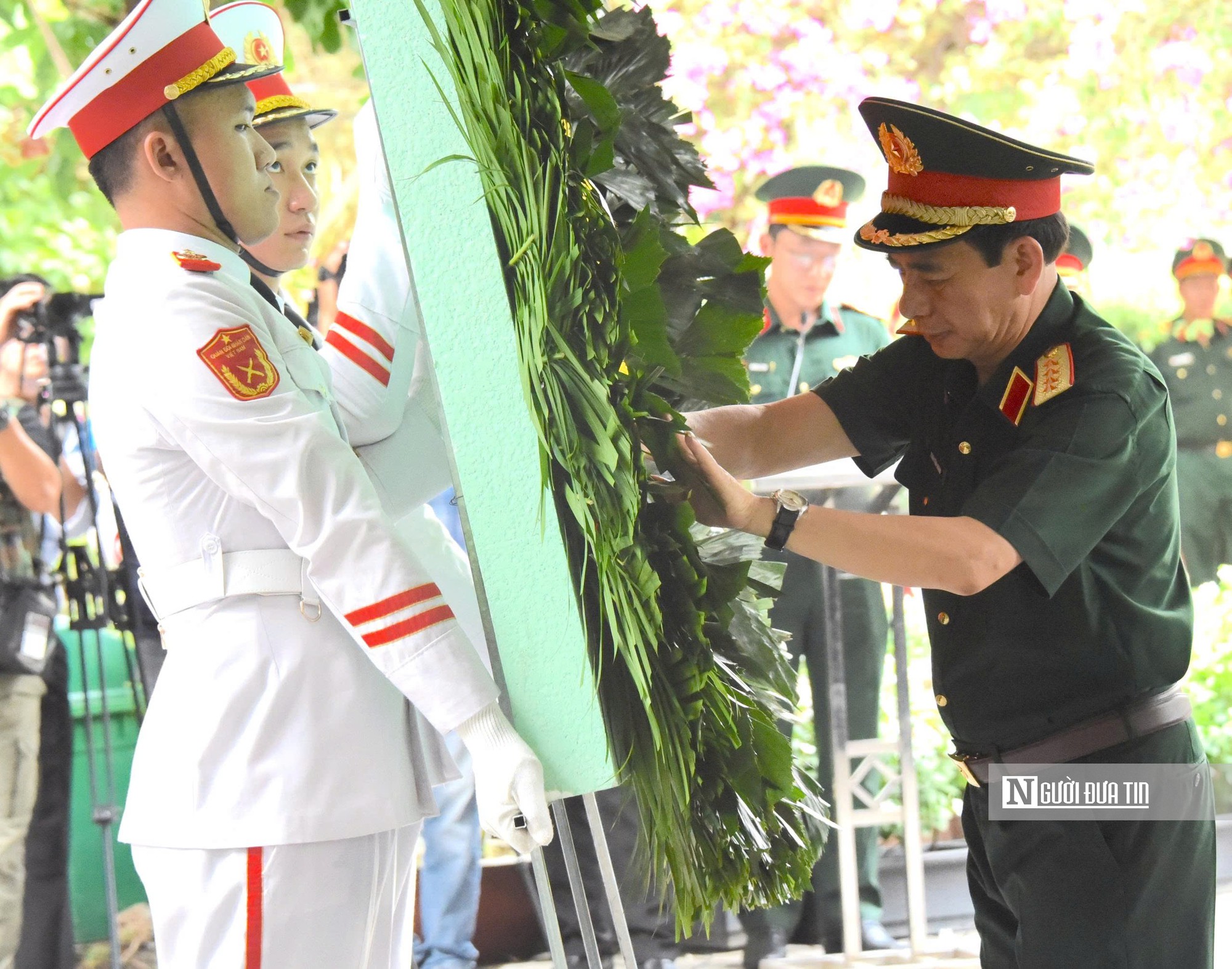 Đại tướng Phan Văn Giang dâng hương tại Công viên Lê Thị Riêng, nơi đã quy tập 101 hài cốt liệt sĩ - Ảnh 7.
