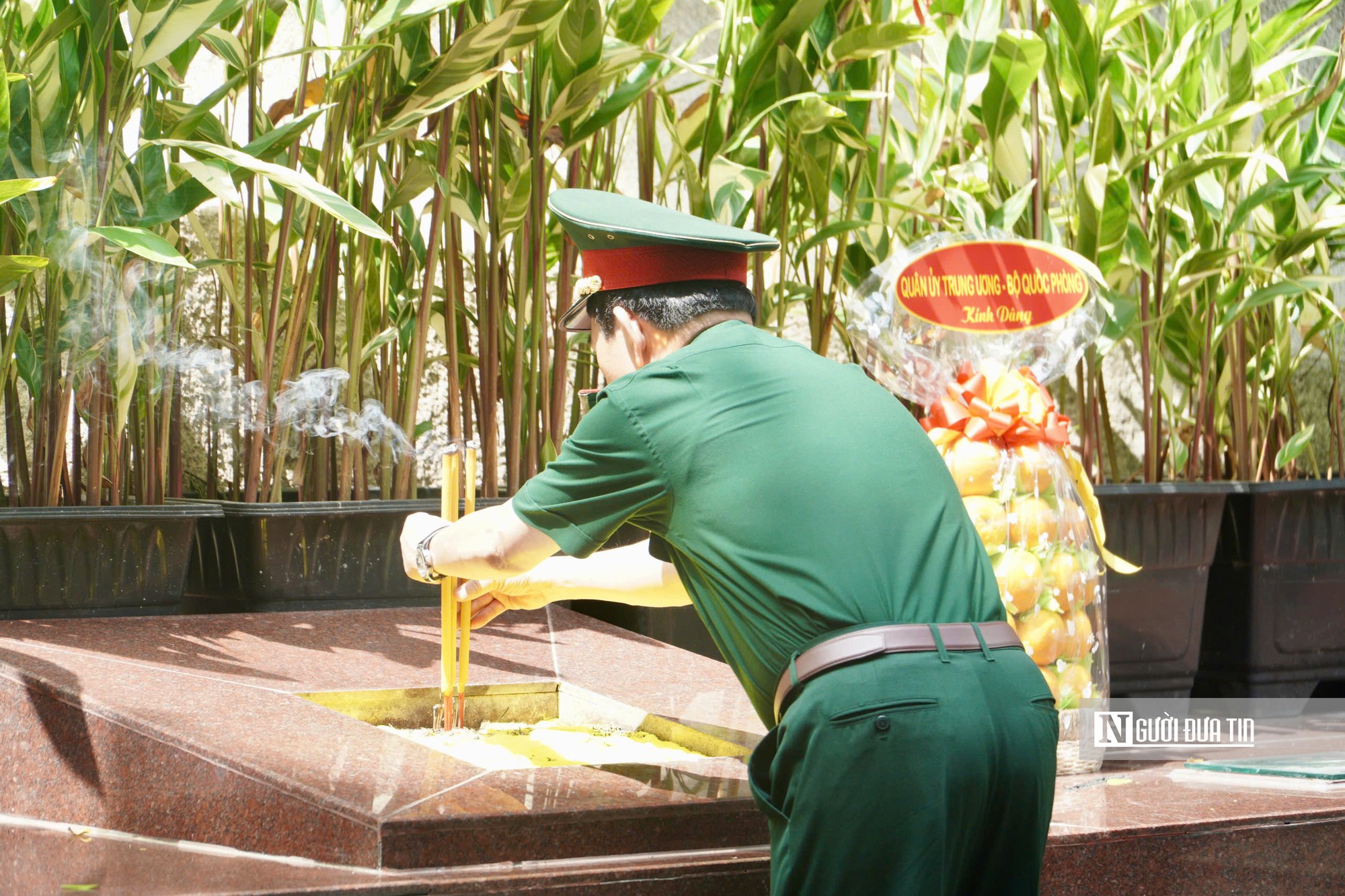 Đại tướng Phan Văn Giang dâng hương tại Công viên Lê Thị Riêng, nơi đã quy tập 101 hài cốt liệt sĩ - Ảnh 8.