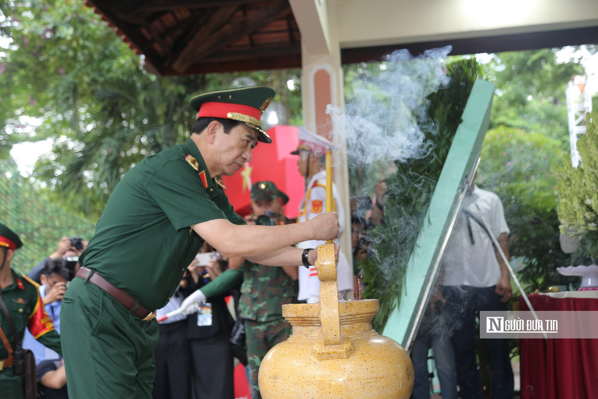Đại tướng Phan Văn Giang dâng hương tại Công viên Lê Thị Riêng, nơi đã quy tập 101 hài cốt liệt sĩ - Ảnh 9.