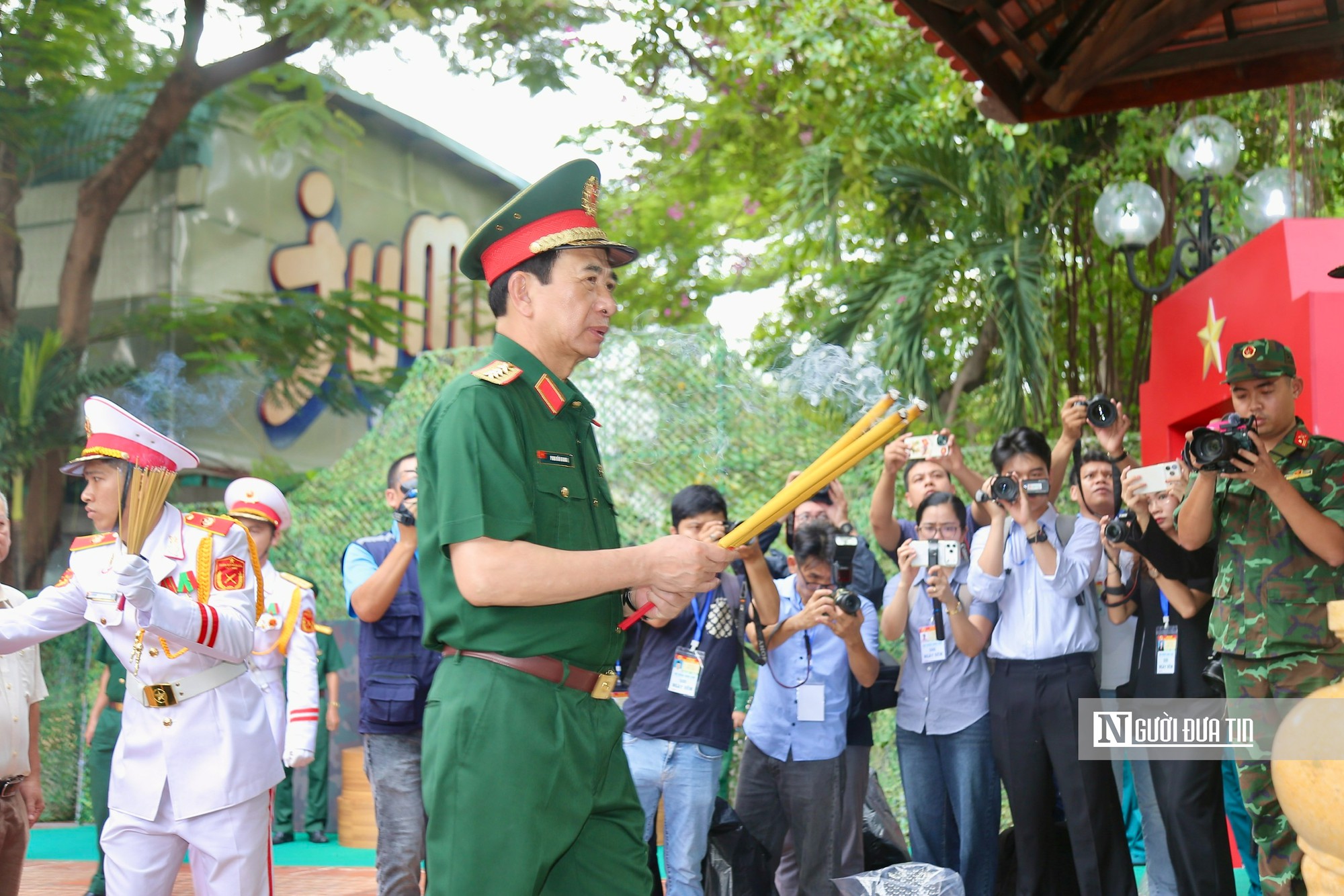 Đại tướng Phan Văn Giang dâng hương tại Công viên Lê Thị Riêng, nơi đã quy tập 101 hài cốt liệt sĩ - Ảnh 10.