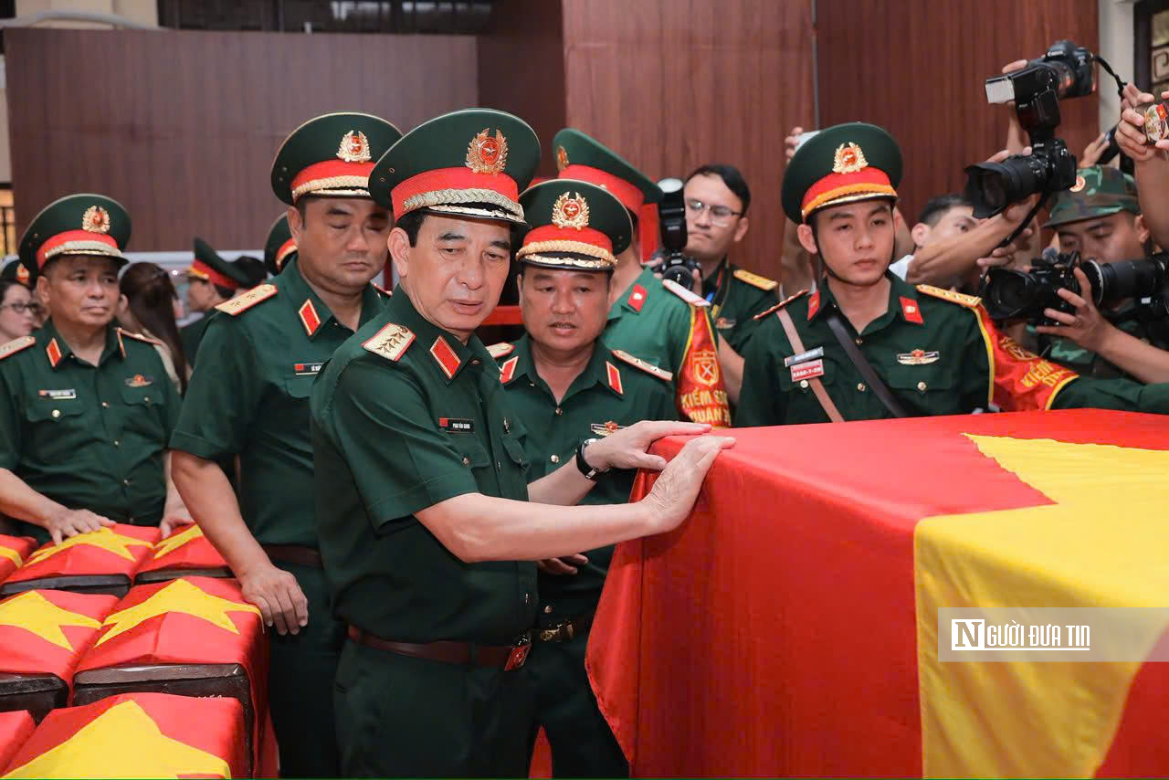 Đại tướng Phan Văn Giang dâng hương tại Công viên Lê Thị Riêng, nơi đã quy tập 101 hài cốt liệt sĩ - Ảnh 12.