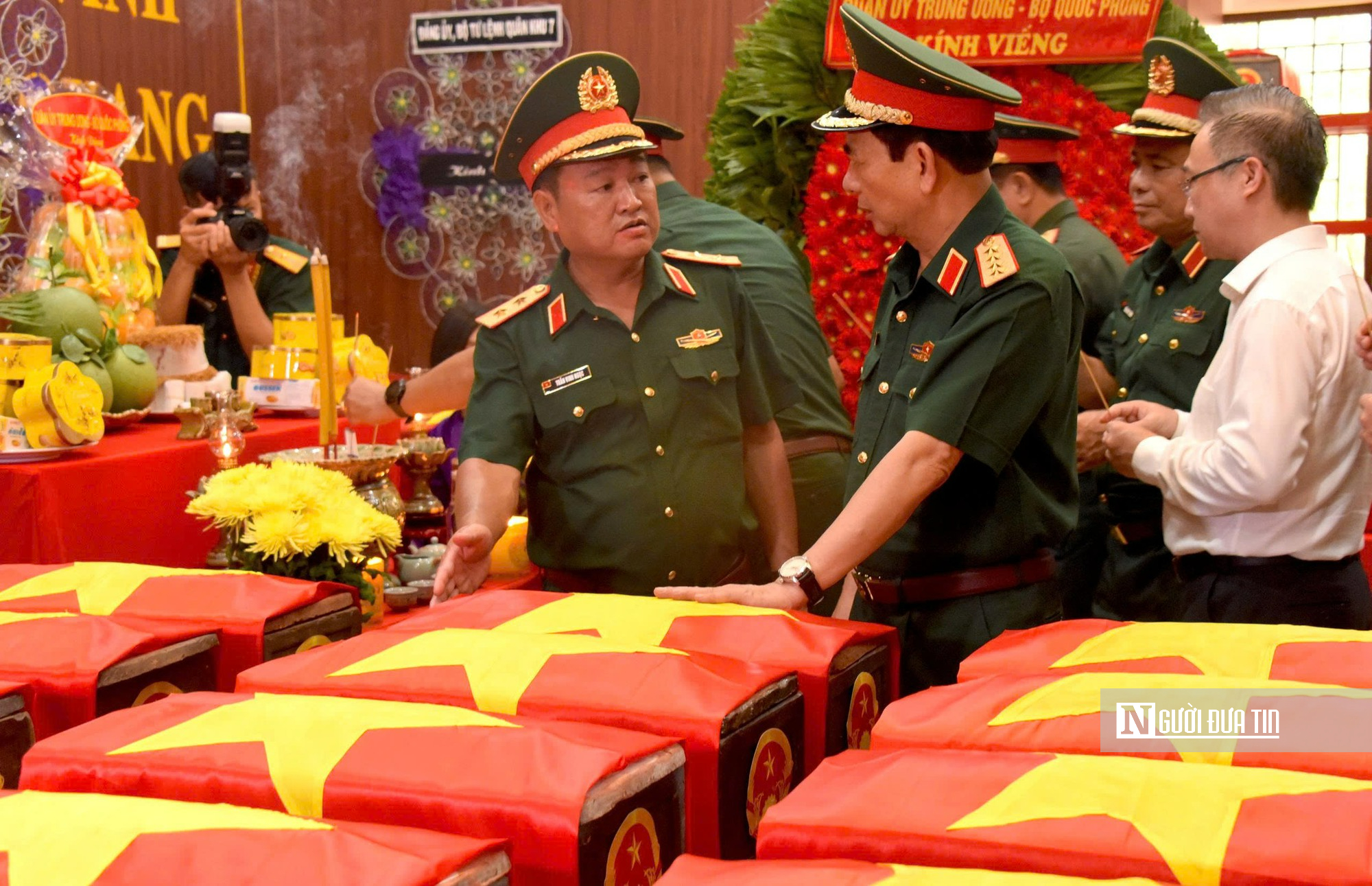 Đại tướng Phan Văn Giang dâng hương tại Công viên Lê Thị Riêng, nơi đã quy tập 101 hài cốt liệt sĩ - Ảnh 13.
