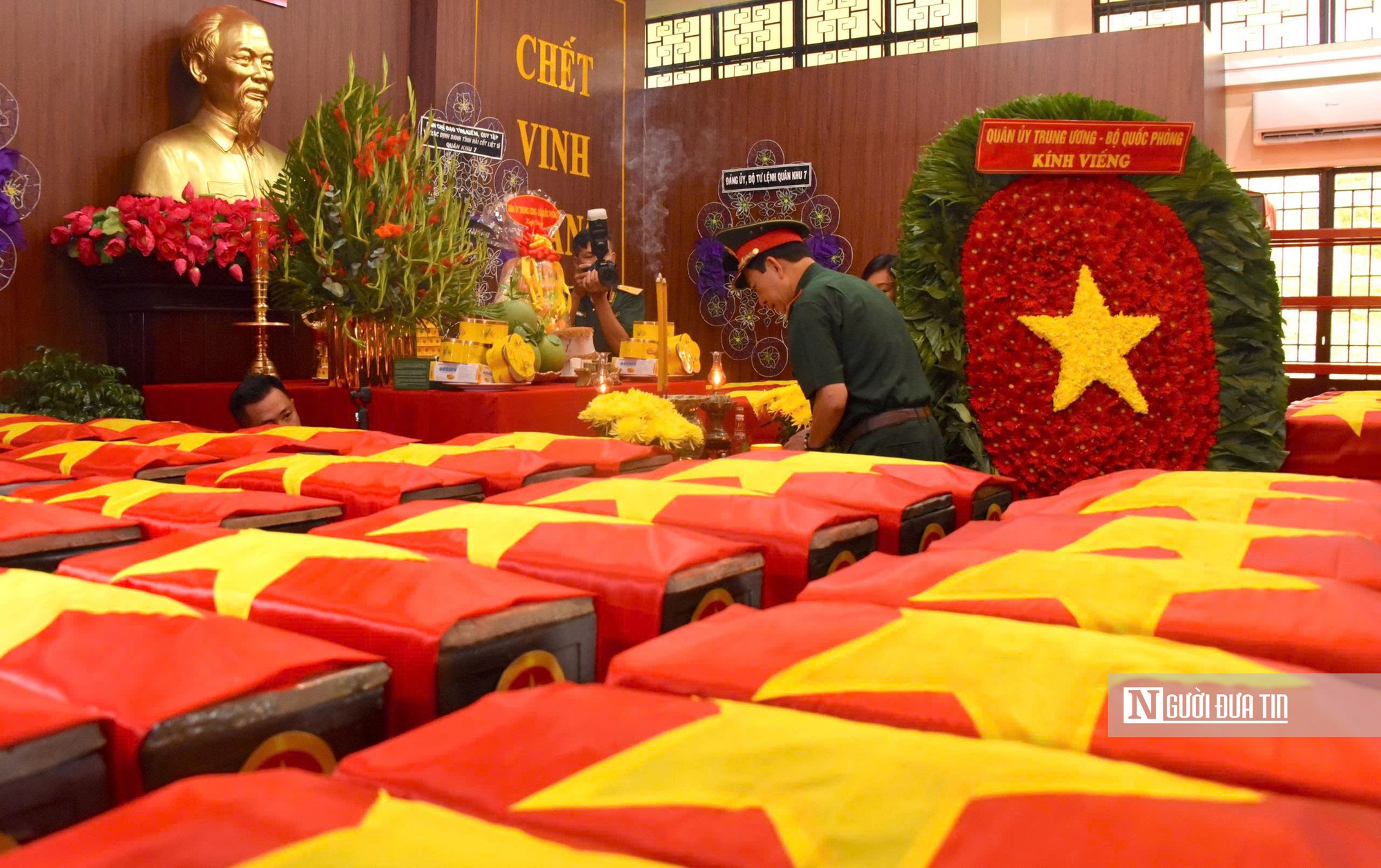 Đại tướng Phan Văn Giang dâng hương tại Công viên Lê Thị Riêng, nơi đã quy tập 101 hài cốt liệt sĩ - Ảnh 14.