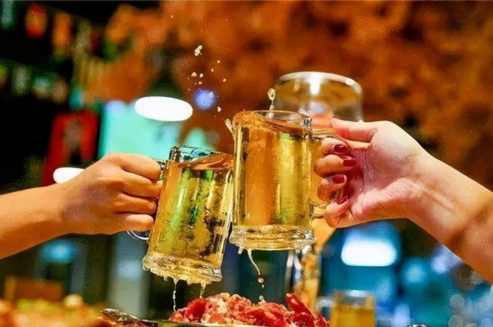 Thấy cảm giác lạ sau khi uống bia, người đàn ông 62 tuổi phát hiện mắc ung thư máu- Ảnh 1.
