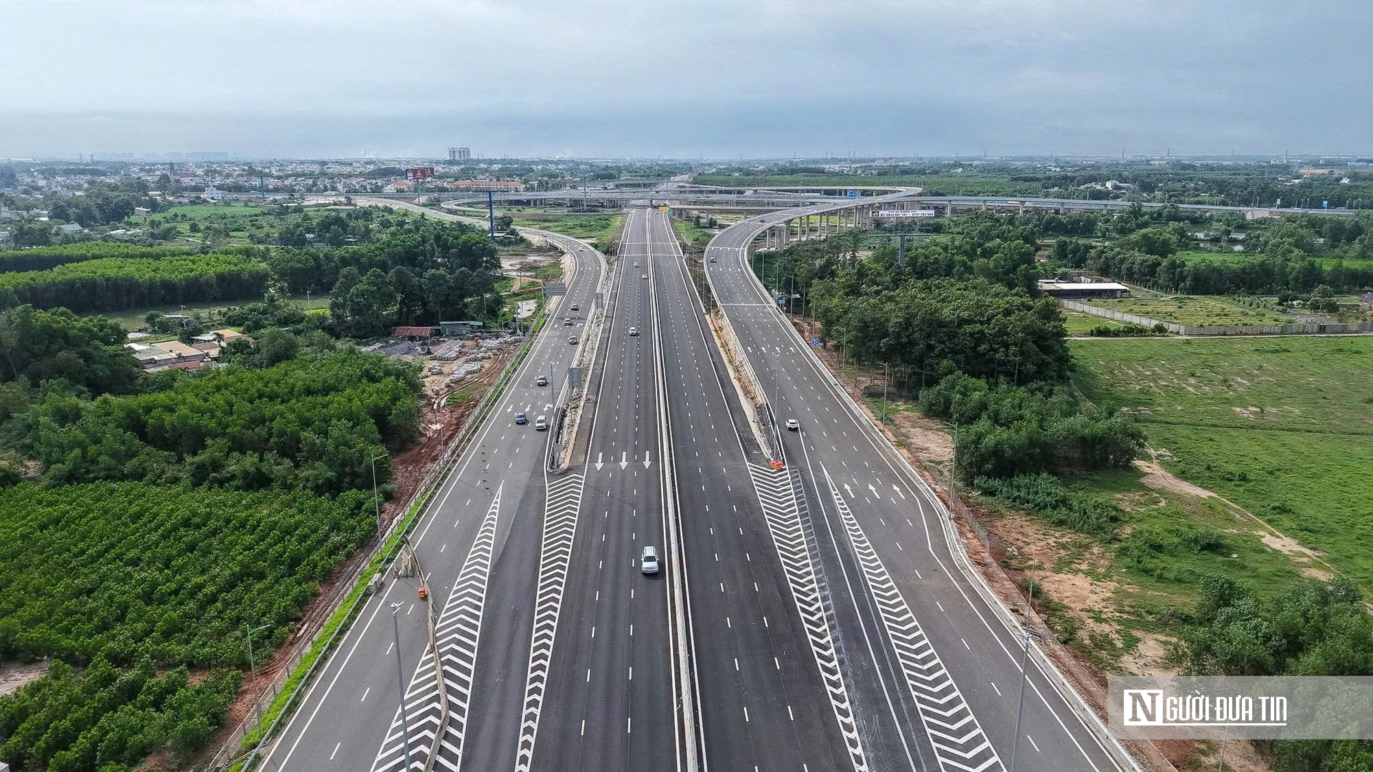 Đường v&agrave;o s&acirc;n bay Long Th&agrave;nh mang diện mạo mới ng&agrave;y về đ&iacute;ch- Ảnh 1.