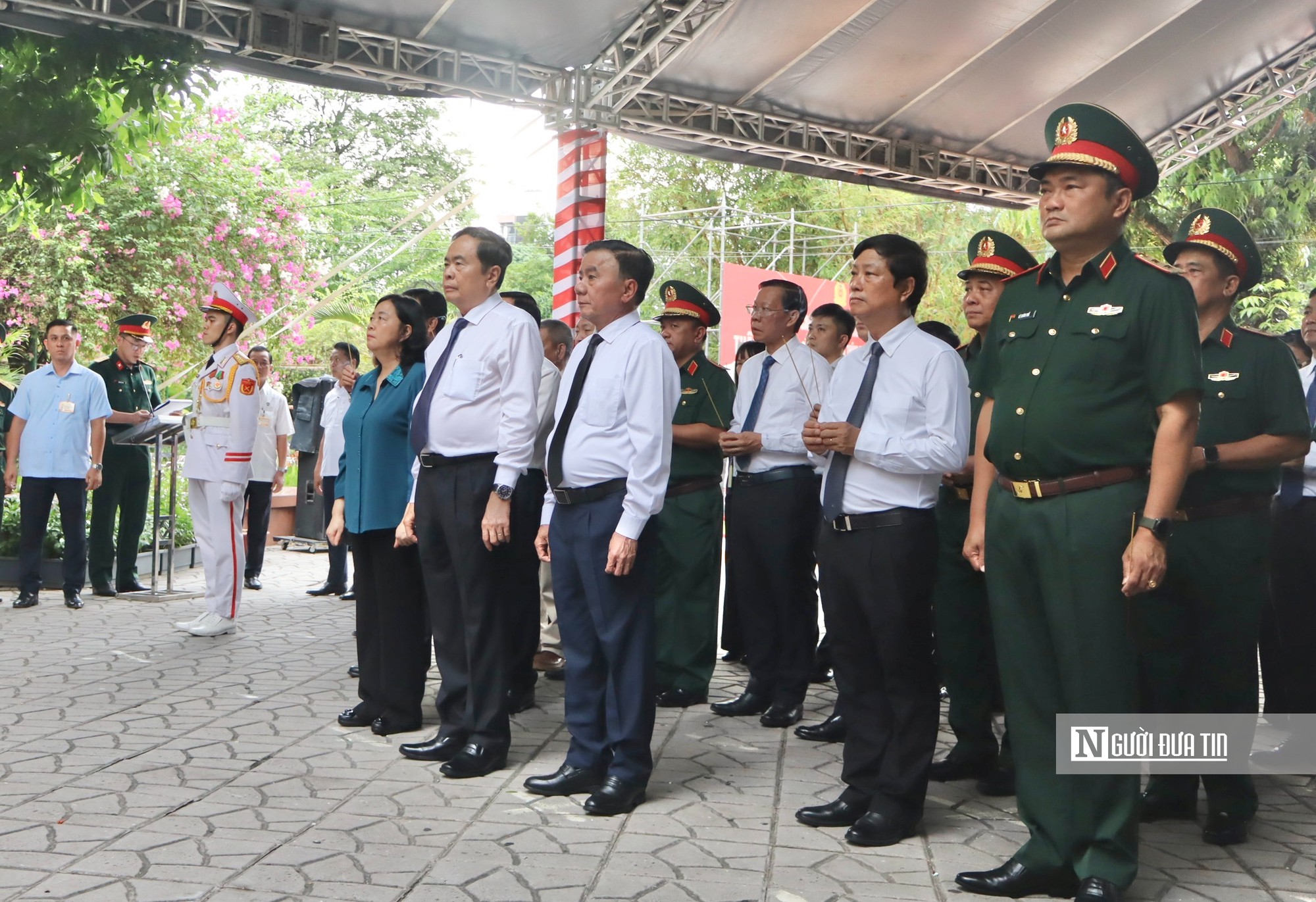 Chủ tịch Quốc hội Trần Thanh Mẫn dâng hương, dâng hoa anh hùng liệt sĩ tại Công viên Lê Thị Riêng - Ảnh 2.