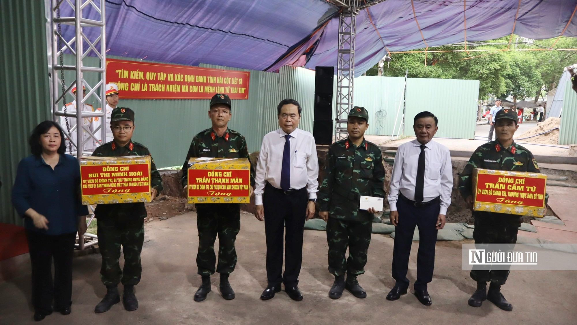 Chủ tịch Quốc hội Trần Thanh Mẫn dâng hương, dâng hoa anh hùng liệt sĩ tại Công viên Lê Thị Riêng - Ảnh 7.