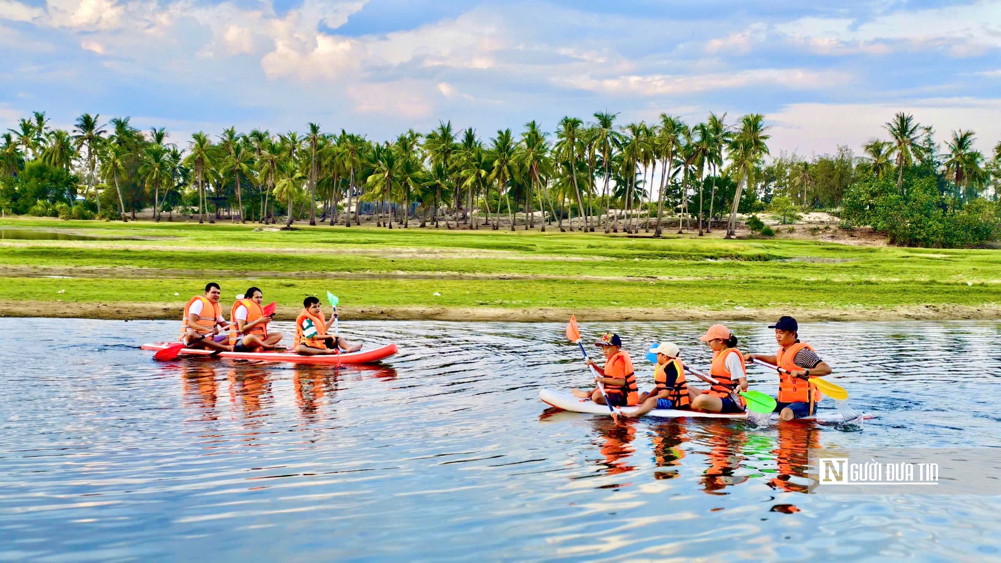 Du kh&aacute;ch th&iacute;ch th&uacute; ch&egrave;o SUP, cắm trại, ngắm chim tr&ecirc;n đầm nước ngọt s&aacute;t biển ở Quảng Ng&atilde;i- Ảnh 3.