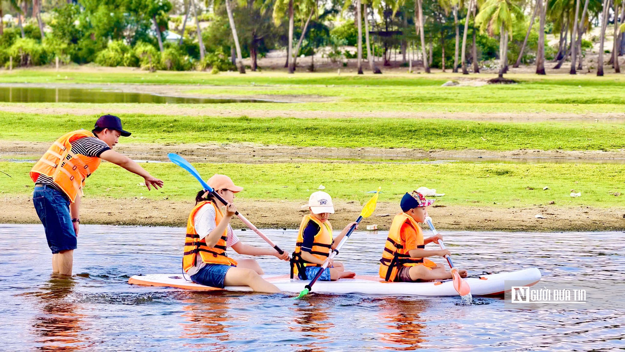 Du kh&aacute;ch th&iacute;ch th&uacute; ch&egrave;o SUP, cắm trại, ngắm chim tr&ecirc;n đầm nước ngọt s&aacute;t biển ở Quảng Ng&atilde;i- Ảnh 10.