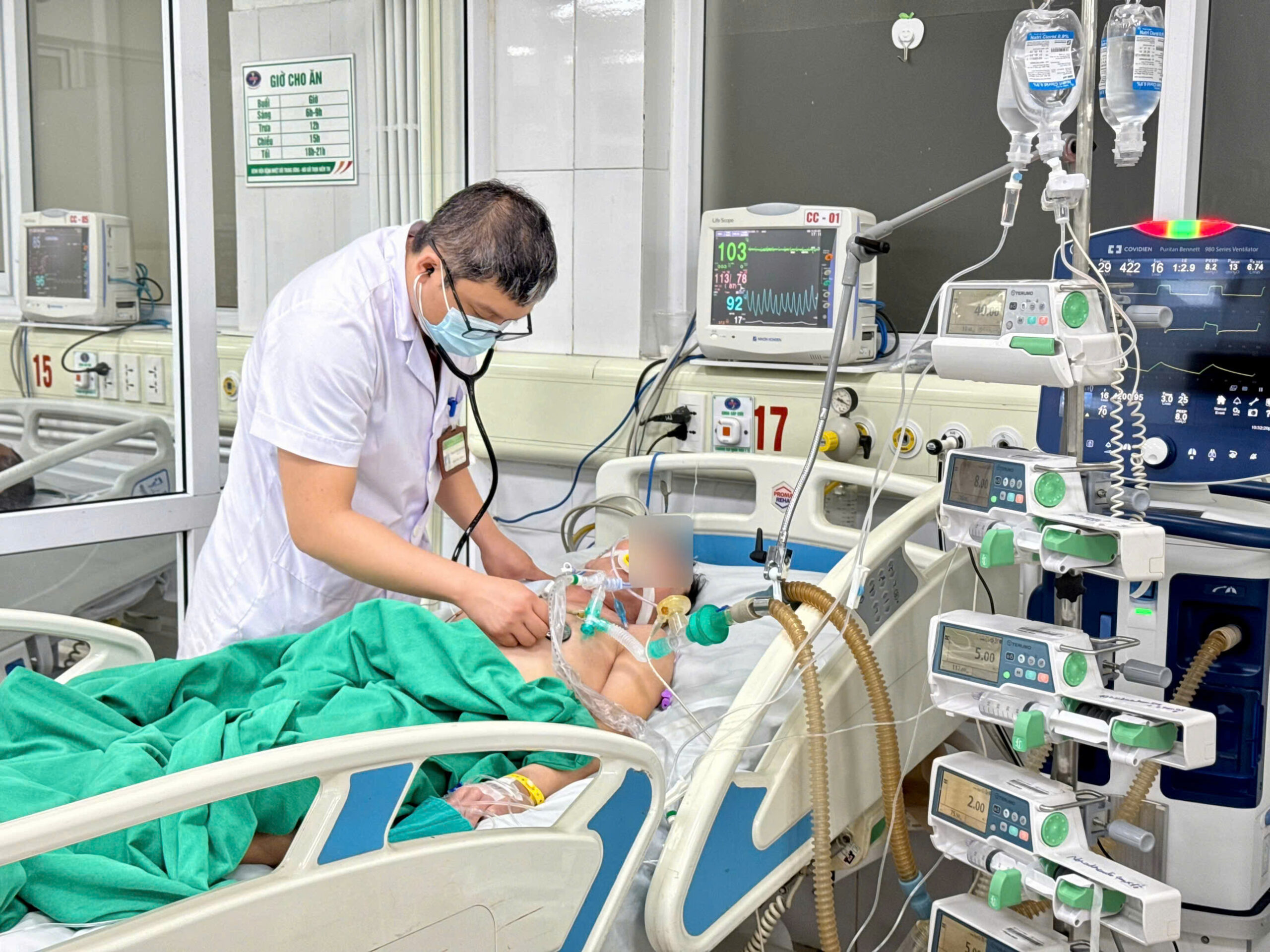 Bác sĩ chỉ ra 3 sai lầm khiến người mắc cúm mùa rơi vào nguy kịch- Ảnh 2.