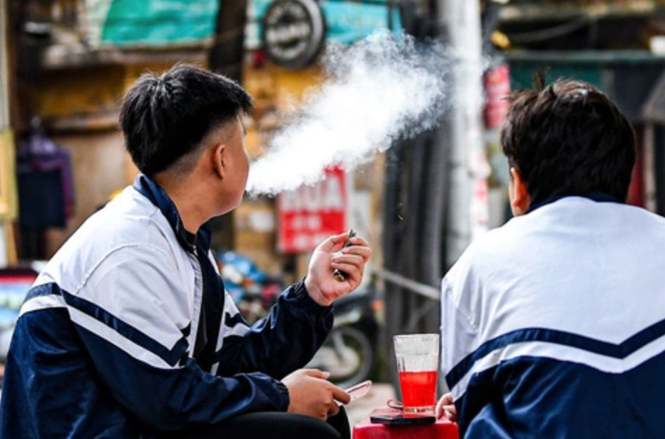 Kiểm tra căn cước, VNeID với người nghi dưới 18 tuổi mua thuốc lá - Ảnh 1.