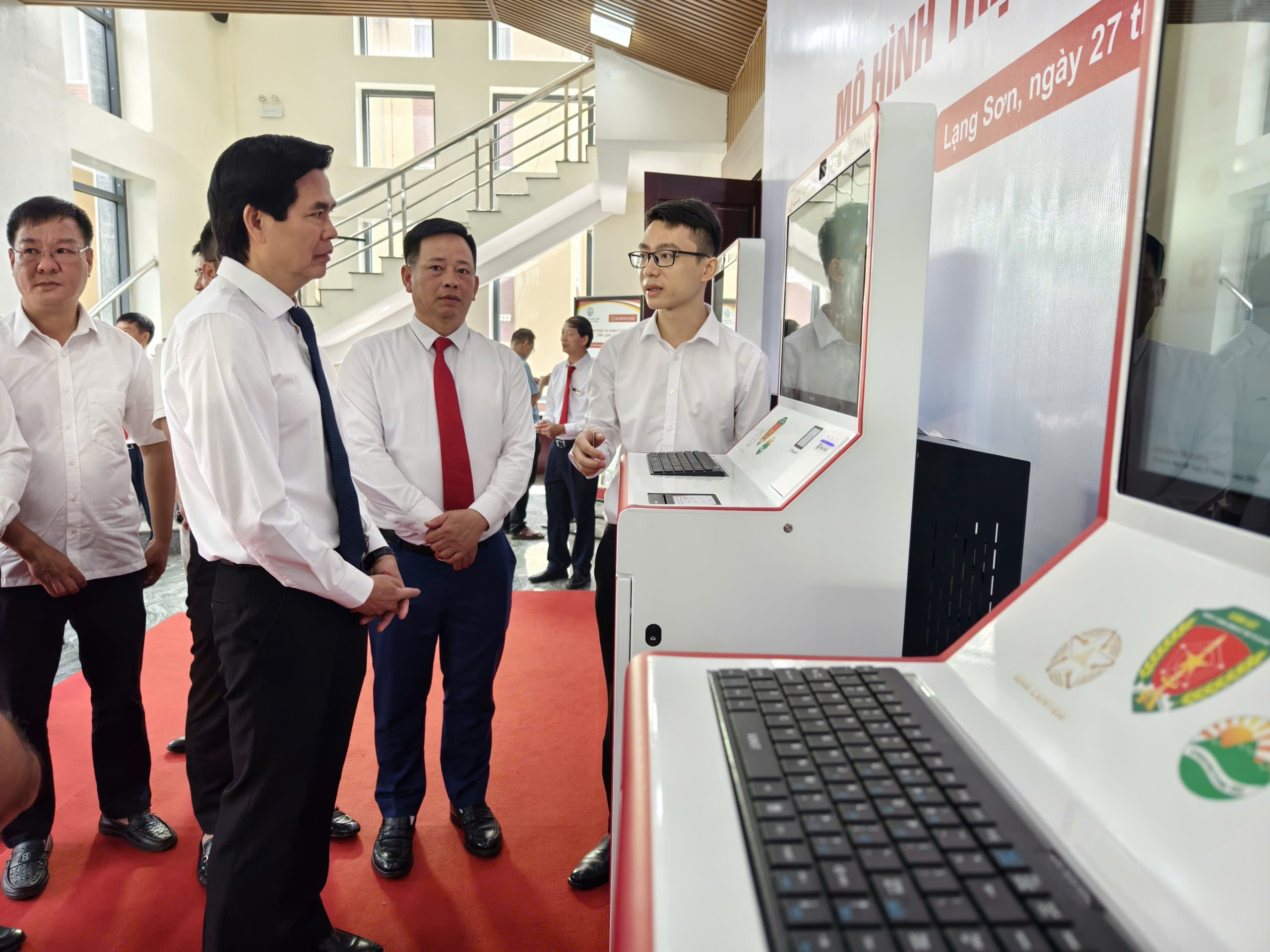 Lạng Sơn khai trương mô hình “Trạm dịch vụ công số”: Đưa AI đến gần người dân, mở lối cải cách hành chính - Ảnh 5.