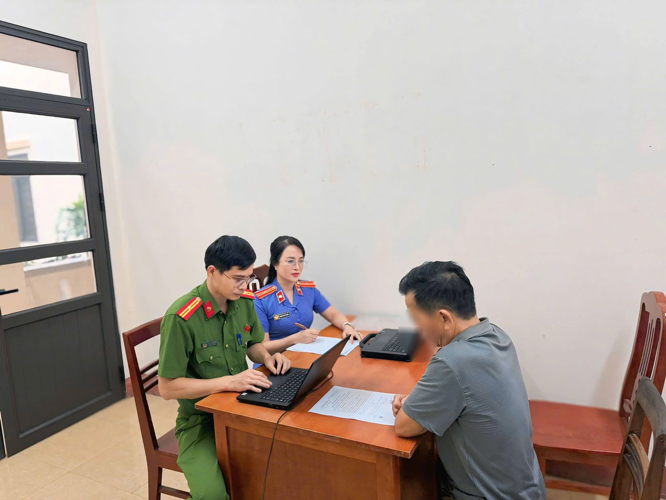 Triệt ph&aacute; qu&aacute;n nhậu chứa mại d&acirc;m, 2 kh&aacute;ch mua d&acirc;m nữ tiếp vi&ecirc;n dưới 18 tuổi bị khởi tố- Ảnh 3.