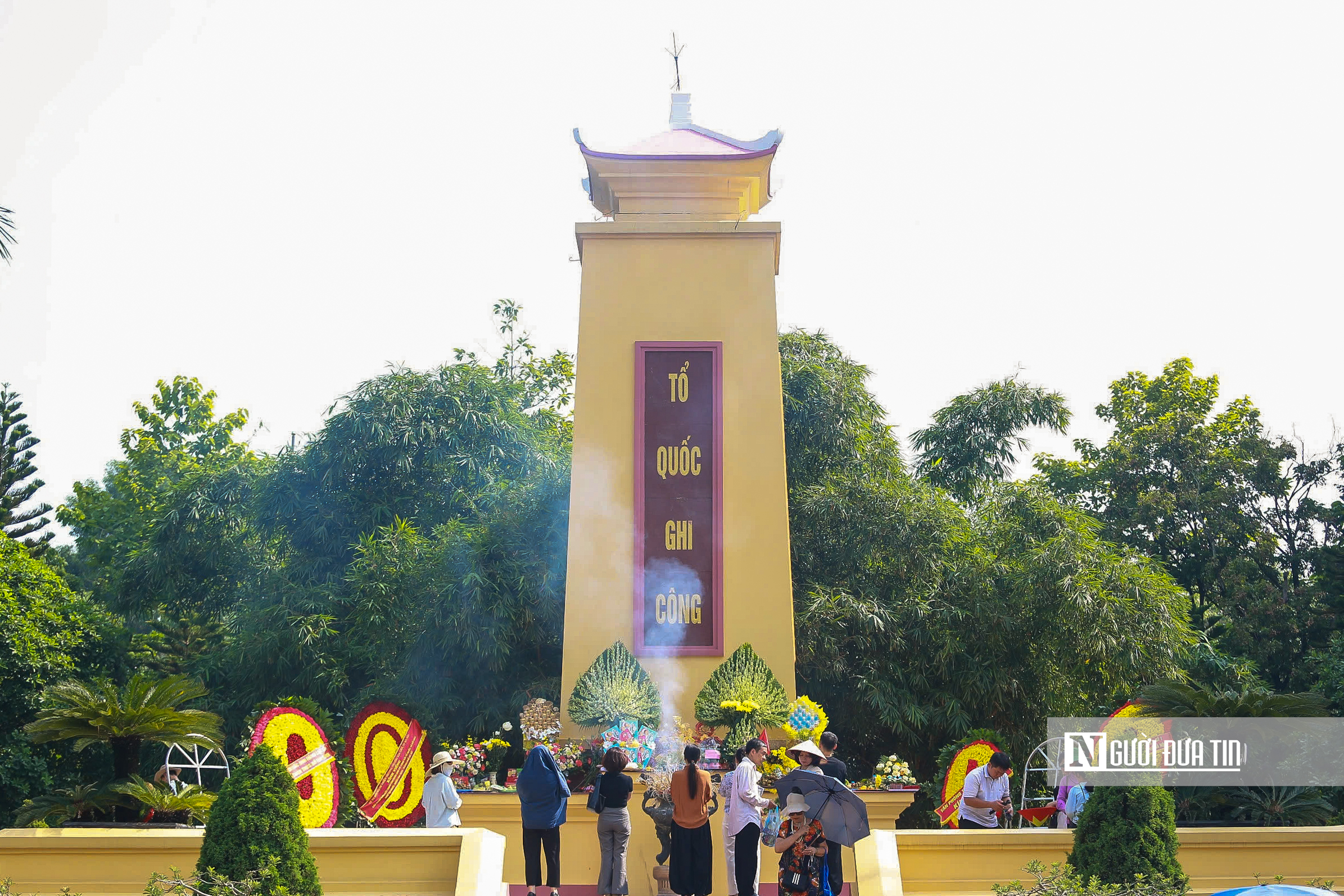 Hà Nội: Người dân dâng hương, tưởng nhớ Anh hùng liệt sĩ - Ảnh 1.