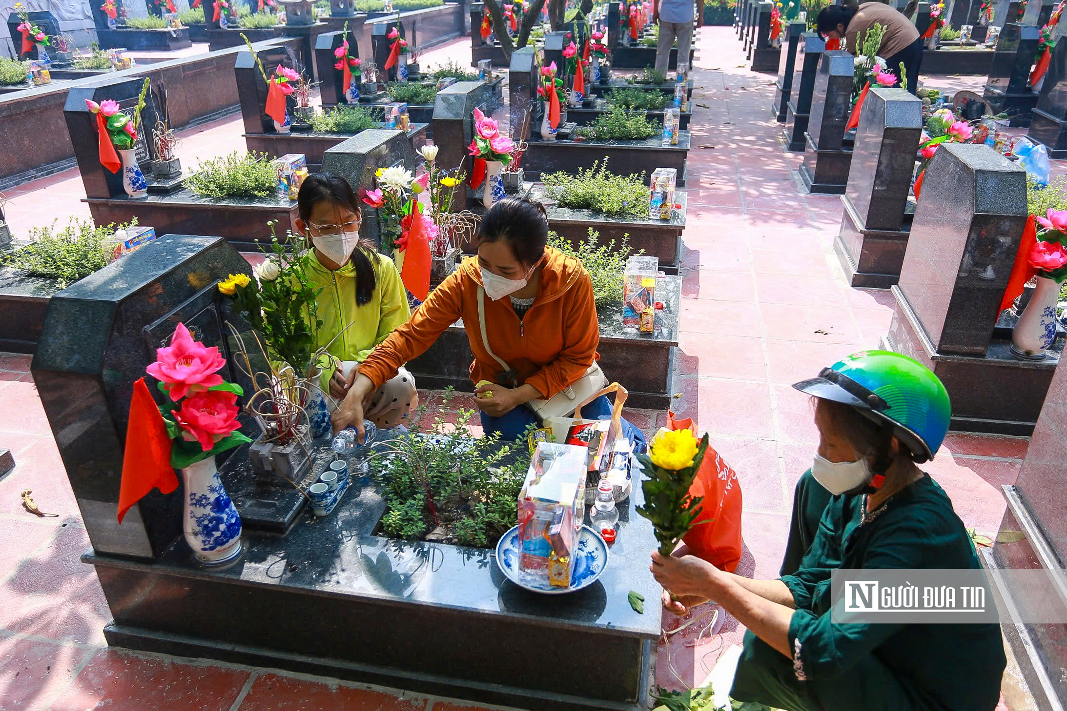 Hà Nội: Người dân dâng hương, tưởng nhớ Anh hùng liệt sĩ - Ảnh 8.