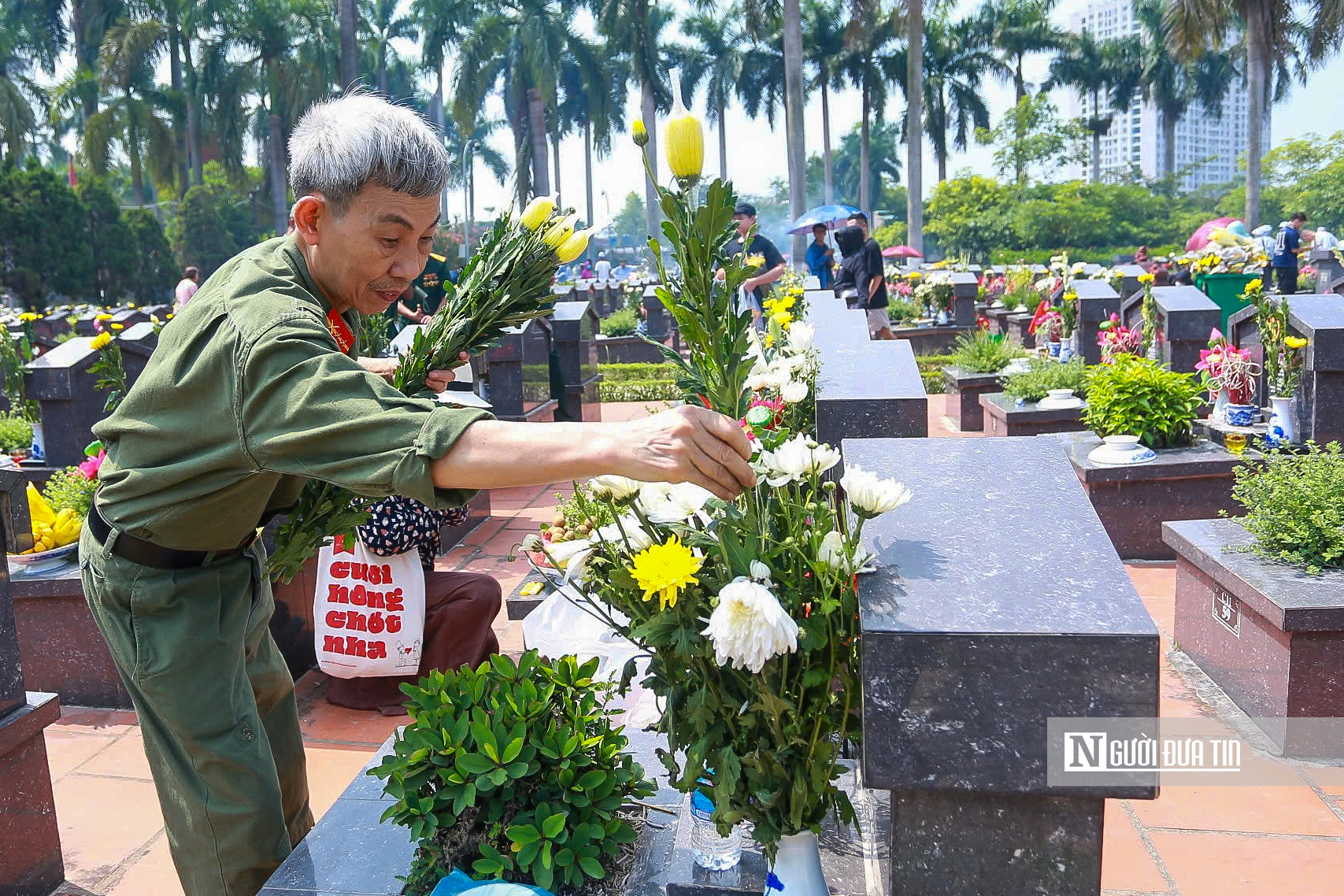 Hà Nội: Người dân dâng hương, tưởng nhớ Anh hùng liệt sĩ - Ảnh 9.