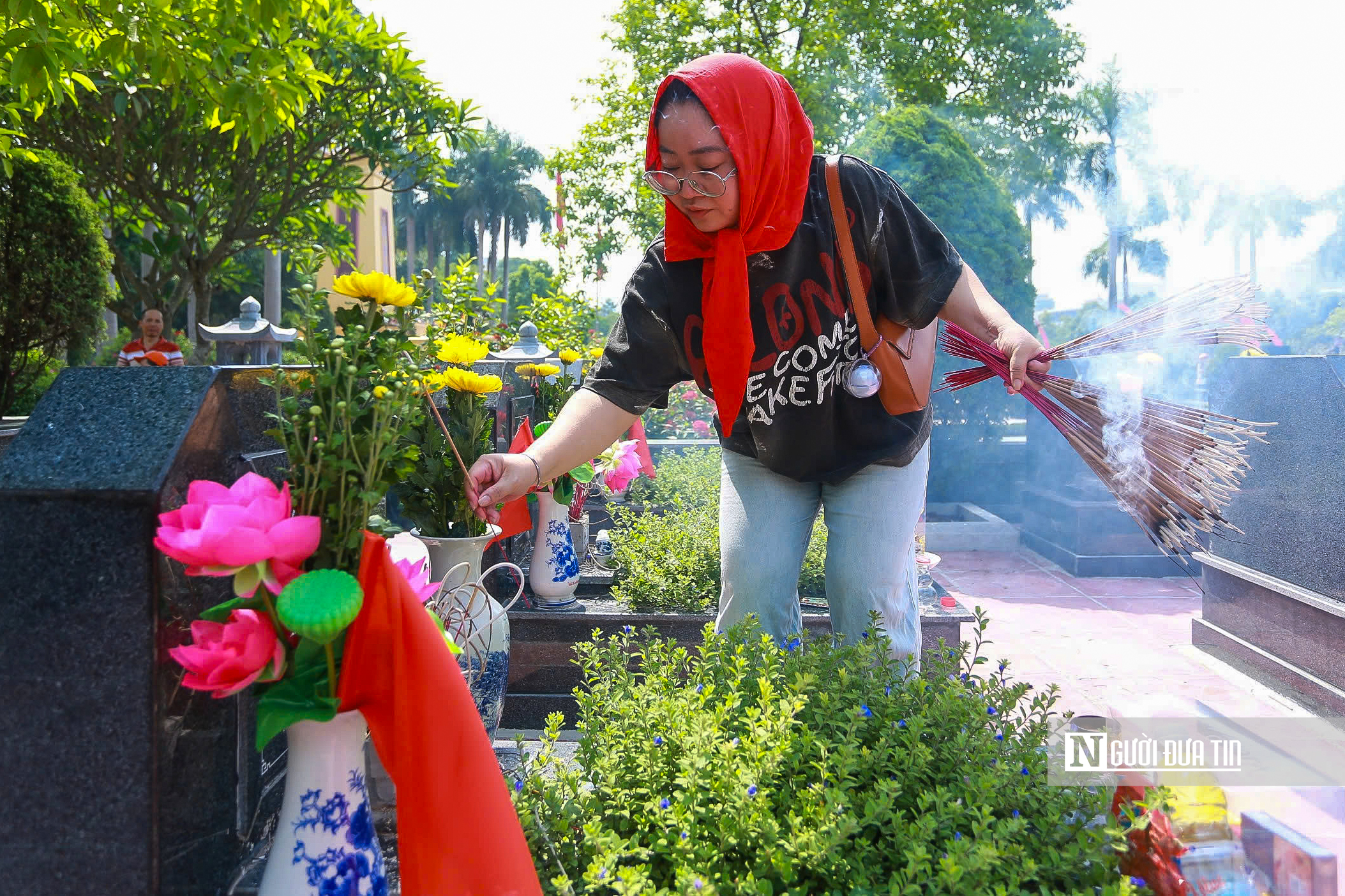 Hà Nội: Người dân dâng hương, tưởng nhớ Anh hùng liệt sĩ - Ảnh 14.