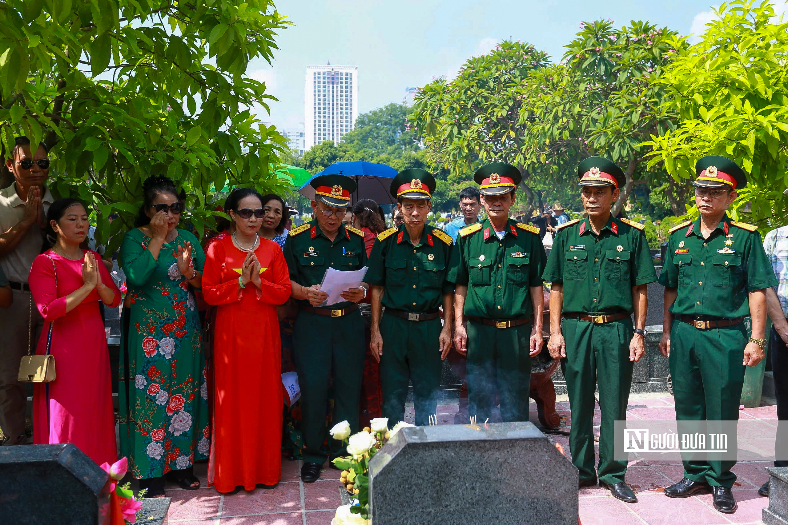 Hà Nội: Người dân dâng hương, tưởng nhớ Anh hùng liệt sĩ - Ảnh 11.