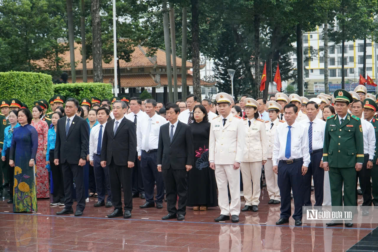 Tp.HCM thành kính dâng hương tưởng niệm các Anh hùng liệt sĩ - Ảnh 8.