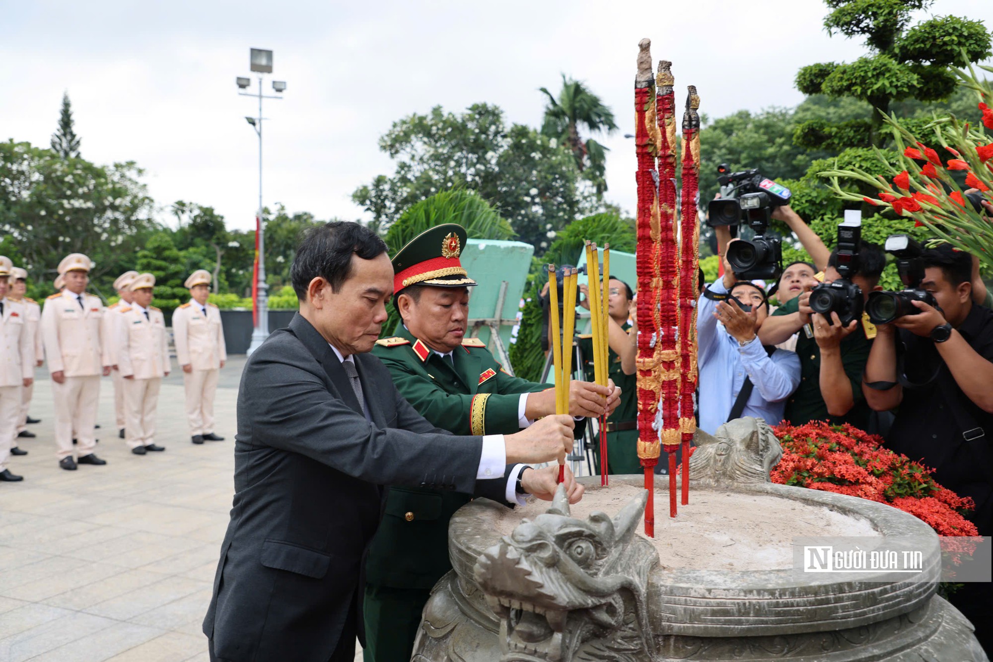 Tp.HCM thành kính dâng hương tưởng niệm các Anh hùng liệt sĩ - Ảnh 4.