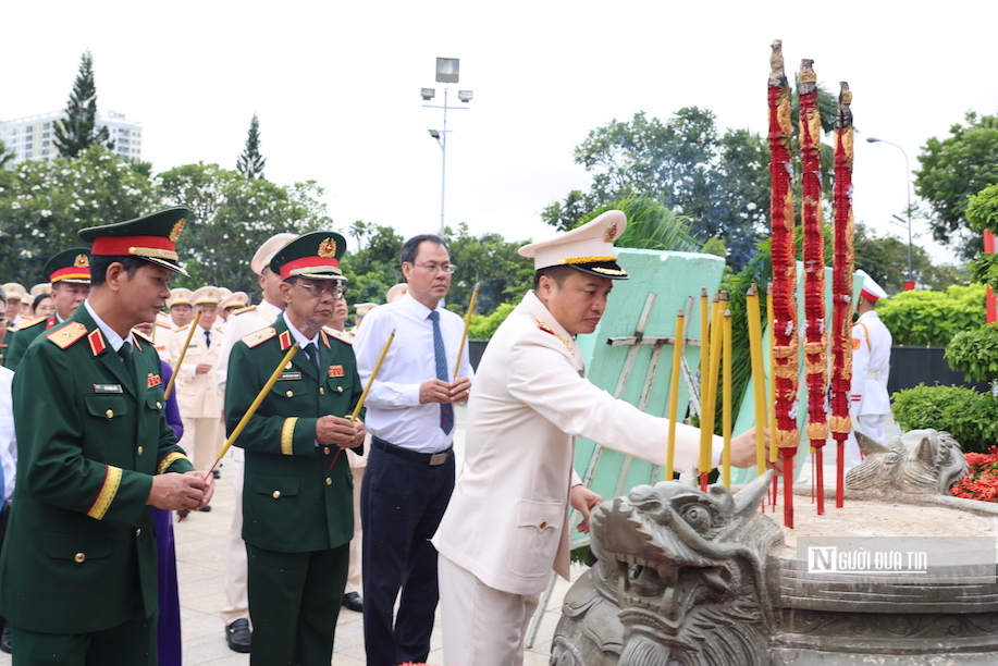 Tp.HCM thành kính dâng hương tưởng niệm các Anh hùng liệt sĩ - Ảnh 17.