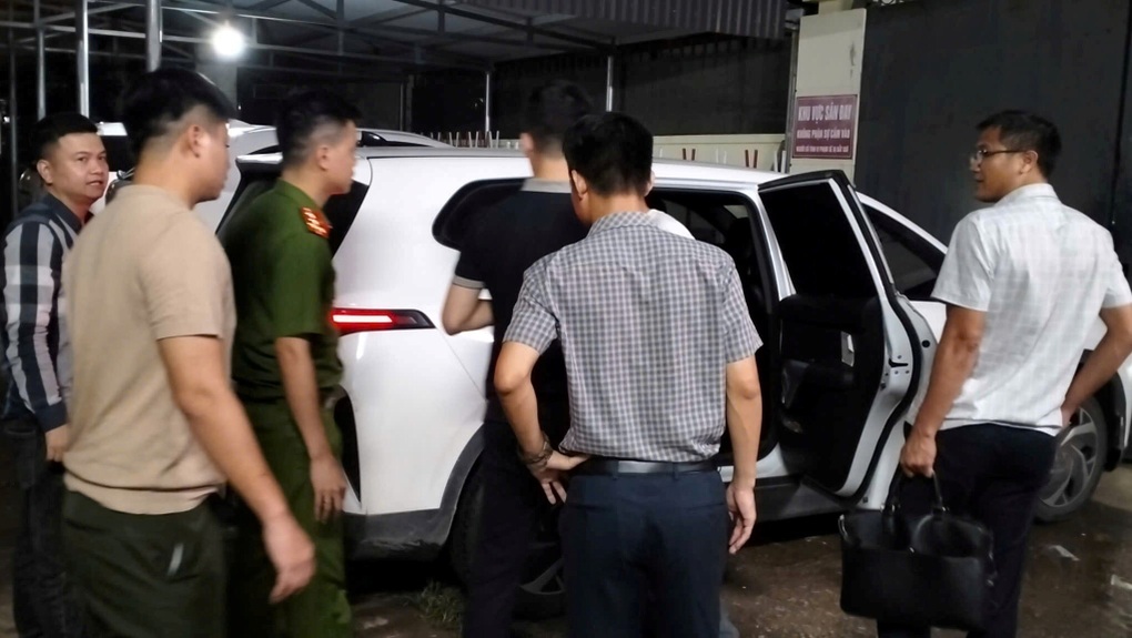 Khống chế, bắt giữ người đ&agrave;n &ocirc;ng li&ecirc;n quan vụ lừa đảo h&agrave;ng loạt ngay tại s&acirc;n bay- Ảnh 1.