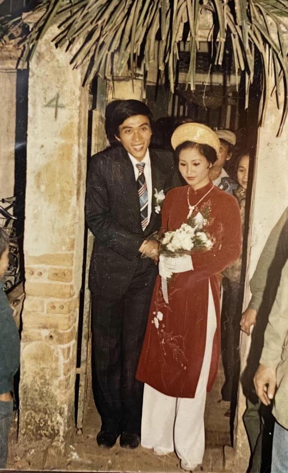"Cặp đ&ocirc;i v&agrave;ng" của l&agrave;ng kịch ph&iacute;a Bắc: H&ocirc;n nh&acirc;n 40 năm vi&ecirc;n m&atilde;n trong ng&ocirc;i nh&agrave; nhỏ, nơi 4 thế hệ c&ugrave;ng qu&acirc;y quần - Ảnh 1.