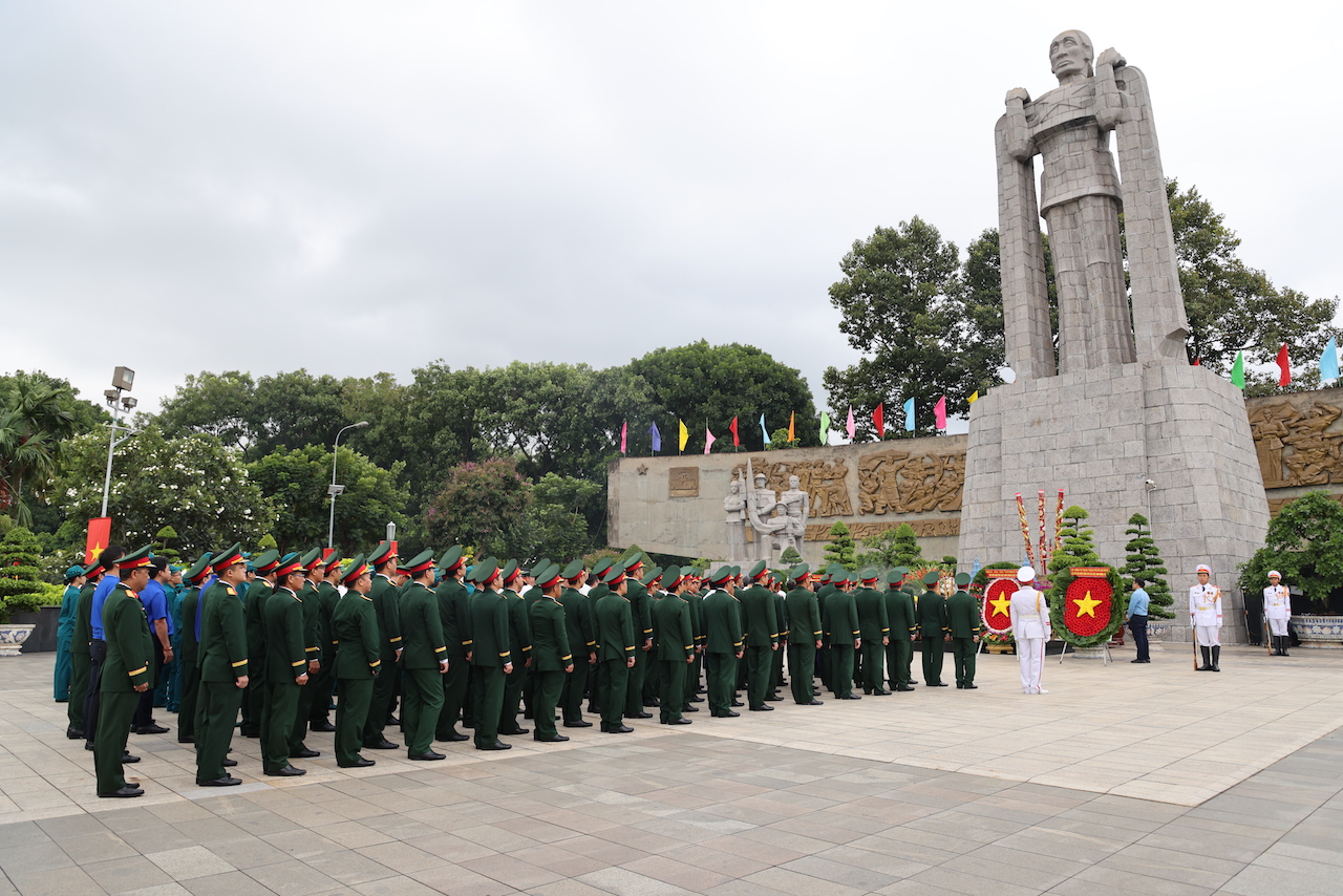 Tp.HCM thành kính dâng hương tưởng niệm các Anh hùng liệt sĩ - Ảnh 18.