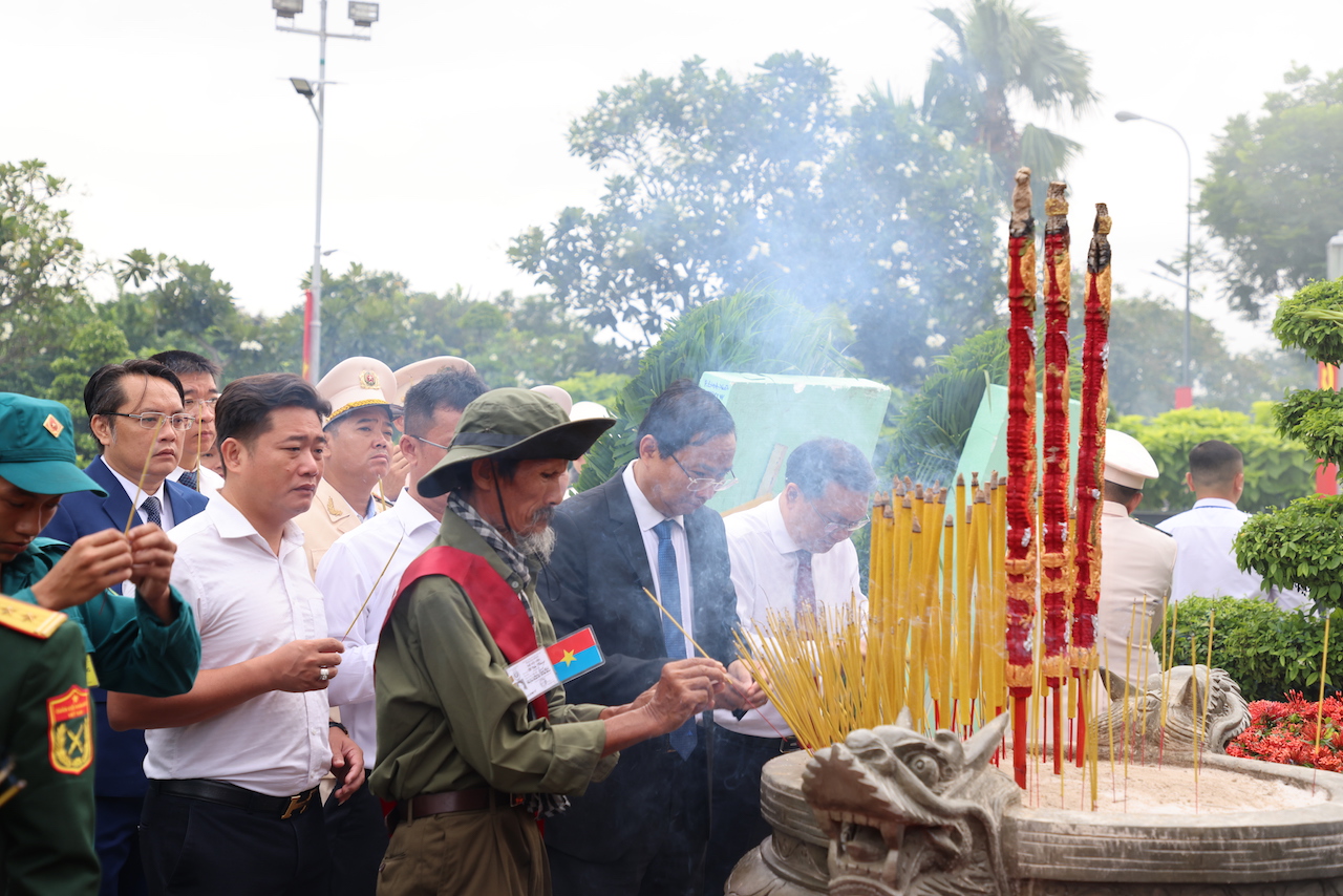 Tp.HCM thành kính dâng hương tưởng niệm các Anh hùng liệt sĩ - Ảnh 19.