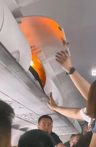 Sạc dự phòng bốc cháy trên máy bay khiến hành khách hoảng loạn - Ảnh 1.