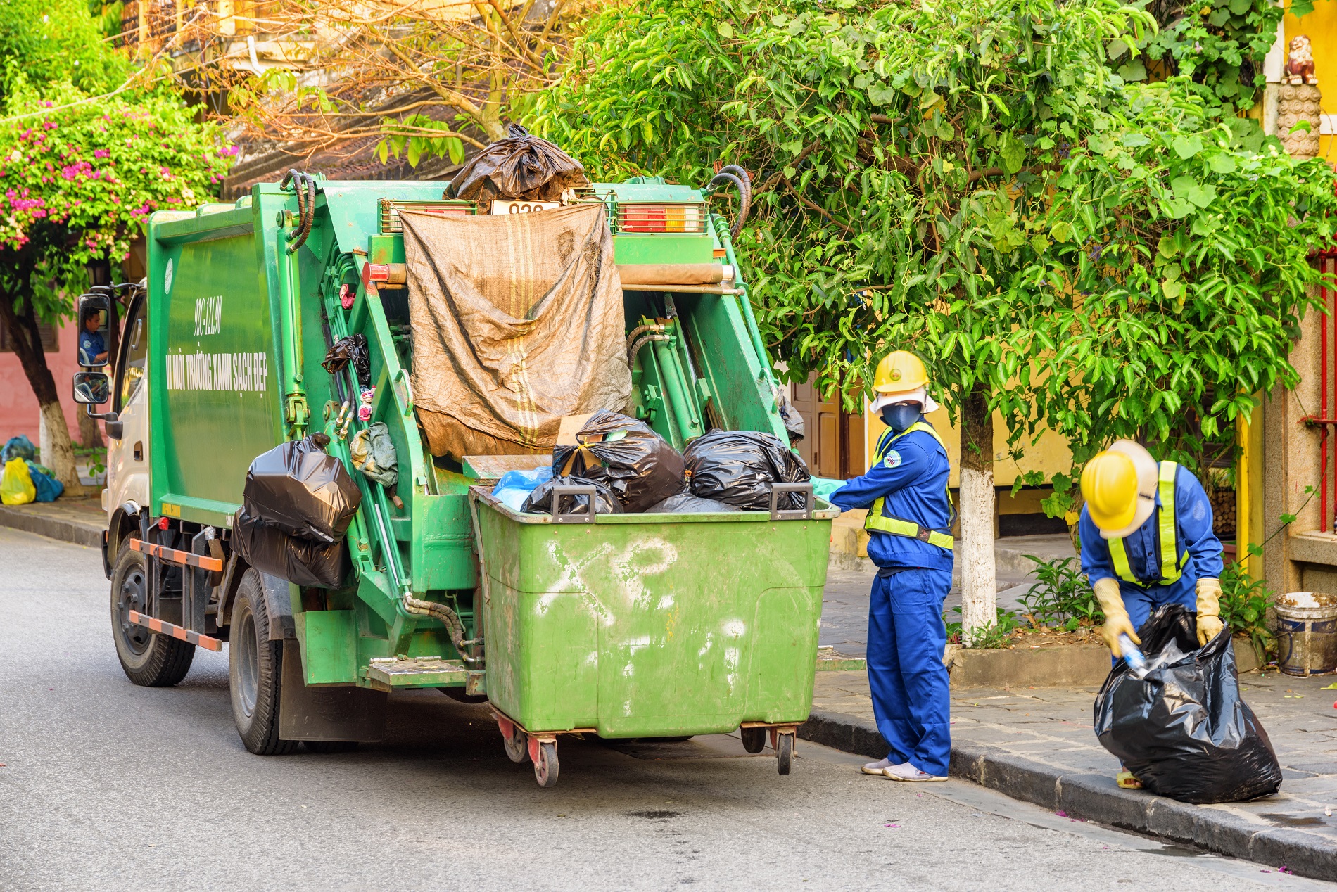 Hà Nội điều chỉnh phí rác, hóa đơn chung cư có thêm khoản thu riêng - Ảnh 1.