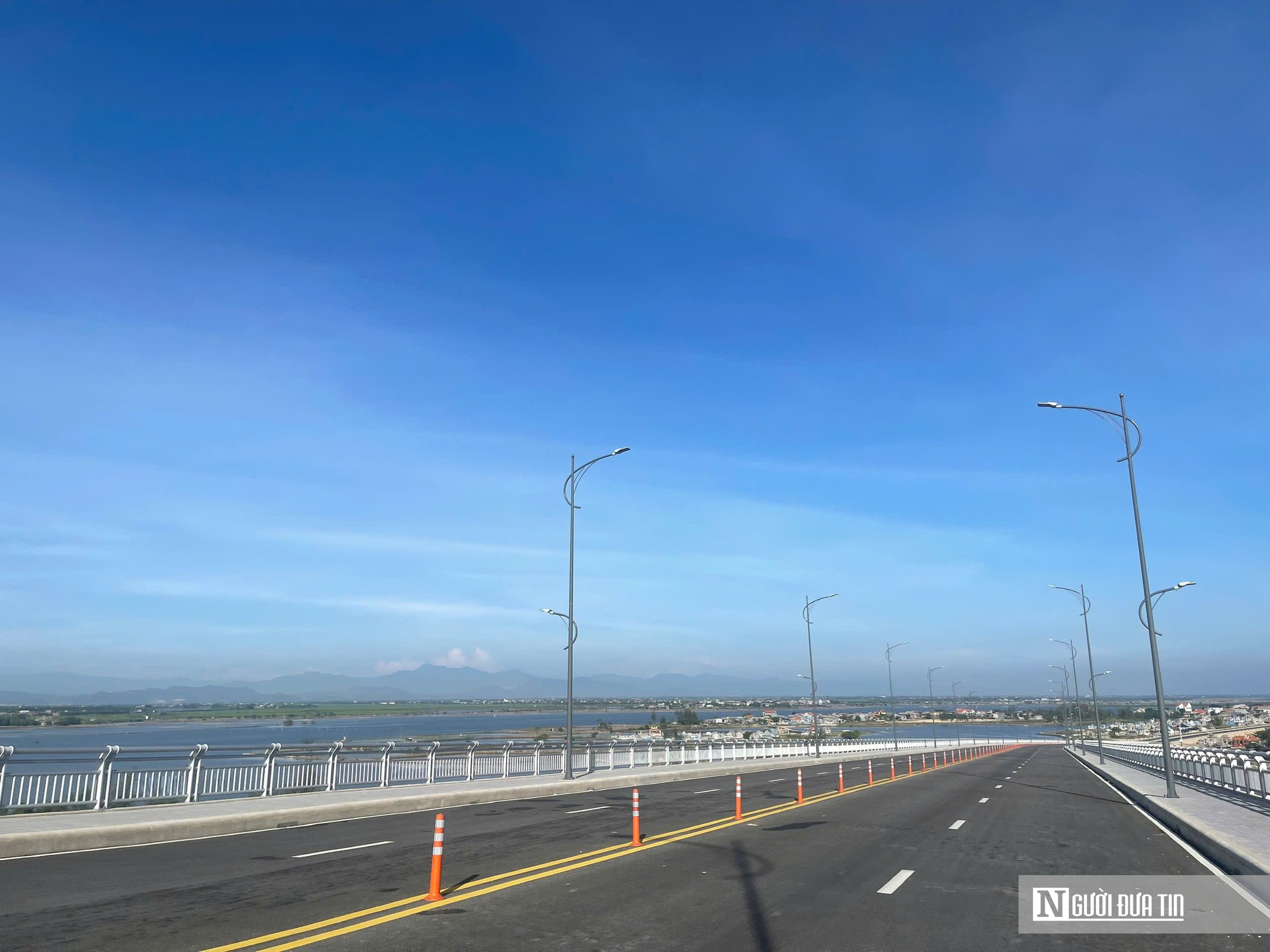 Toàn cảnh cầu vượt biển dài nhất miền Trung trước ngày cán đích - Ảnh 4.