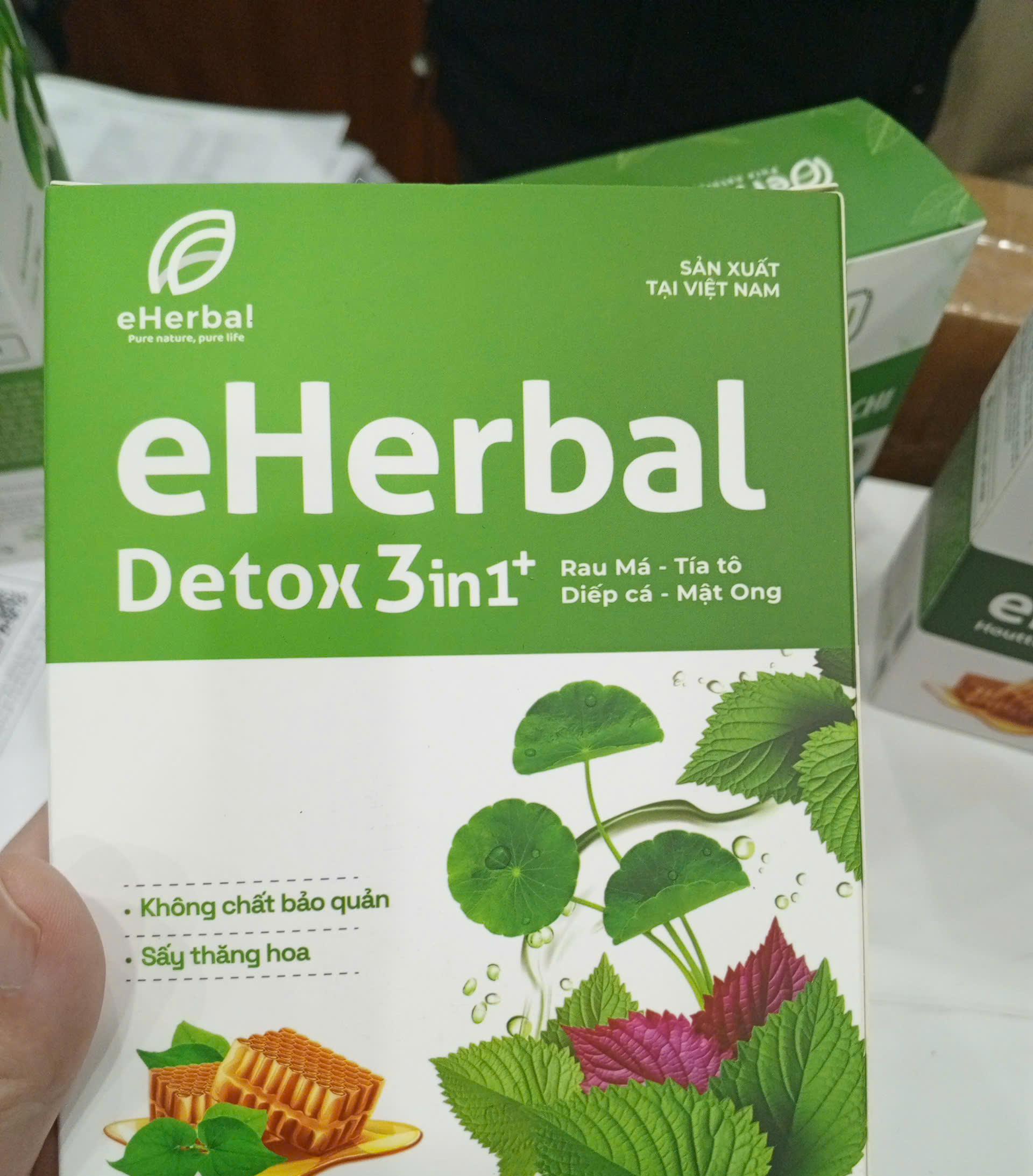Tiêu hủy gần 76.000 hộp bột rau vi phạm - Ảnh 3.