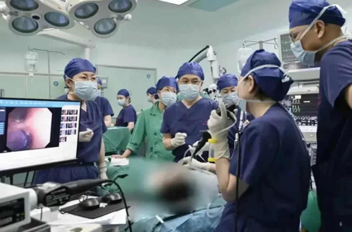 Bé gái 6 tuổi ho suốt 2 tháng, bác sĩ lấy thứ 