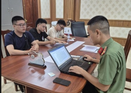 C&ocirc;ng an l&agrave;m việc với 3 thanh ni&ecirc;n đăng clip phản cảm trong Ng&agrave;y Thương binh - Liệt sĩ- Ảnh 1.