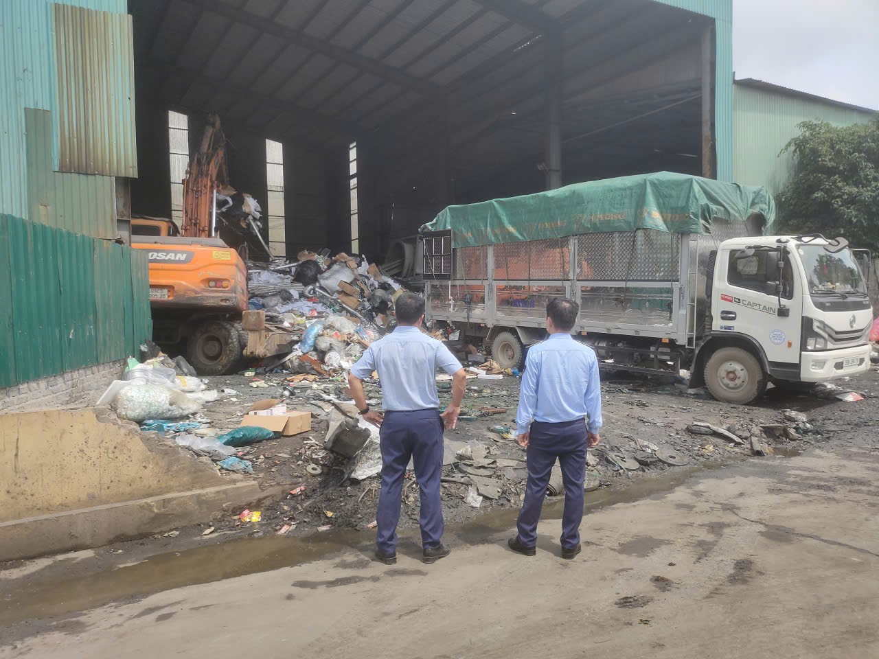 Tiêu hủy gần 76.000 hộp bột rau vi phạm - Ảnh 1.