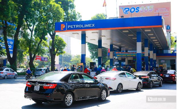 Đề xuất doanh nghiệp được quyền tự quyết định v&agrave; c&ocirc;ng bố gi&aacute; b&aacute;n lẻ xăng dầu - Ảnh 1.