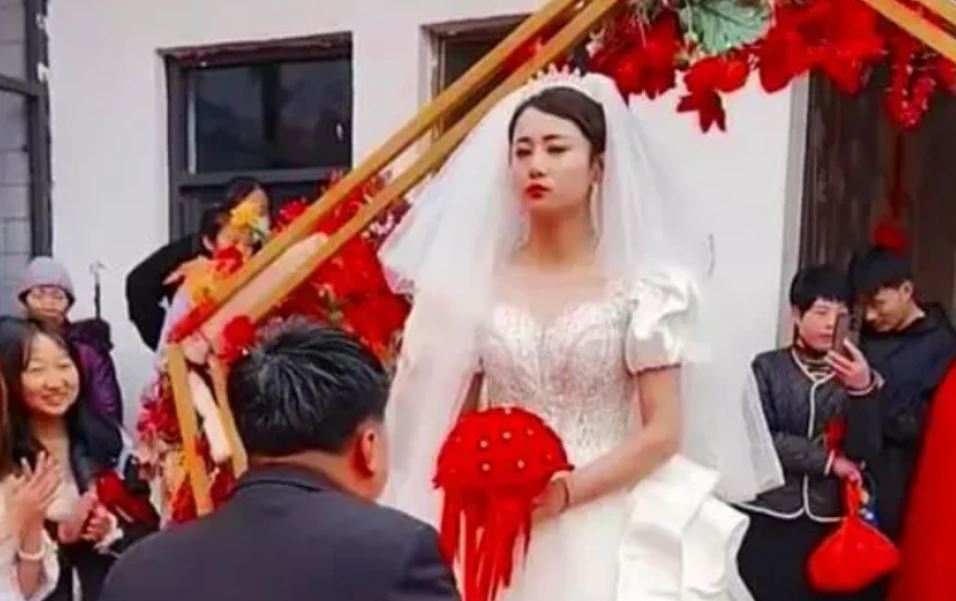 Giữa đám cưới, cô dâu liên tục có 