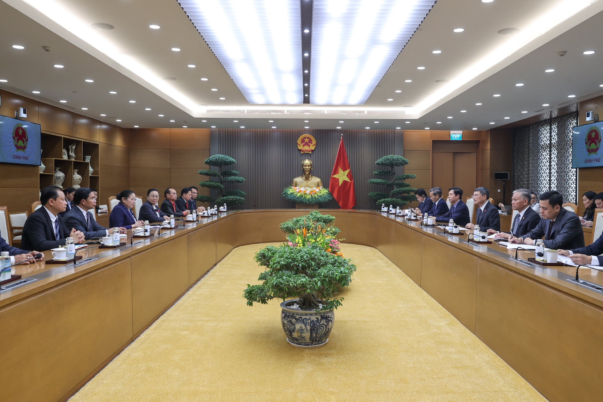 Thủ tướng Lê Minh Hưng tiếp Trưởng Ban Tổ chức Trung ương Đảng Nhân dân Cách mạng Lào- Ảnh 6.