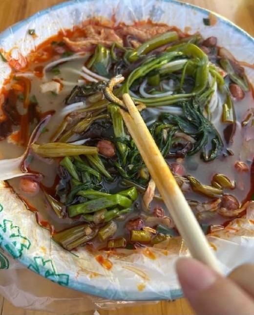 Đang ăn bún, người phụ nữ "sốc nặng" khi phát hiện thứ đáng sợ trong bát - Ảnh 1.