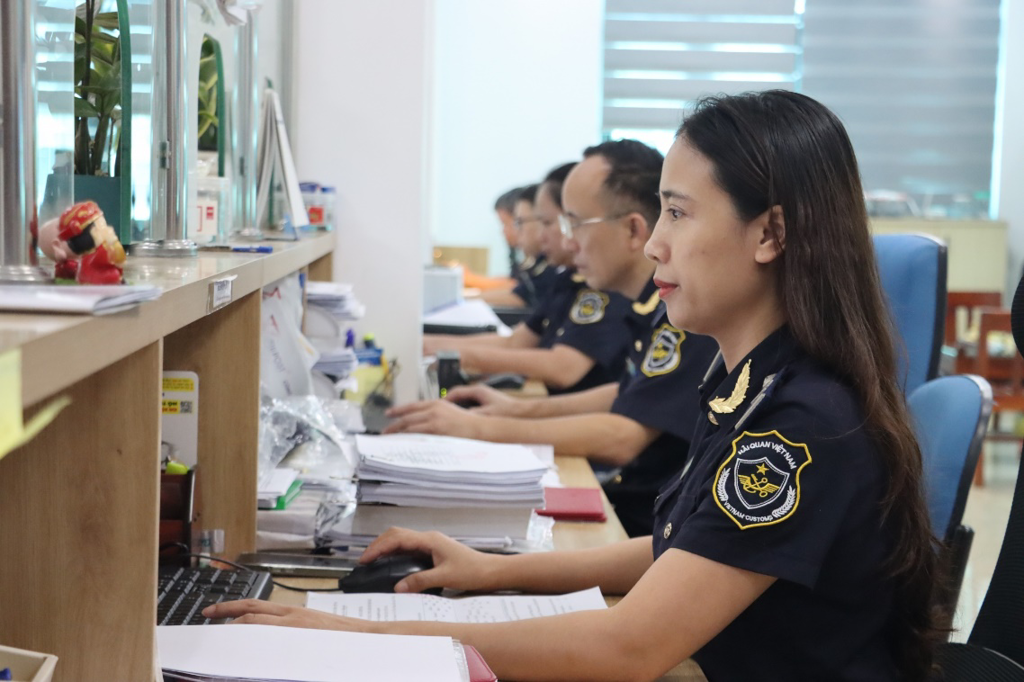 Sắp xếp tổ chức bộ m&aacute;y mới, Cục Hải quan đ&atilde; hoạt động ổn định, th&ocirc;ng suốt v&agrave; hiệu quả - Ảnh 1.