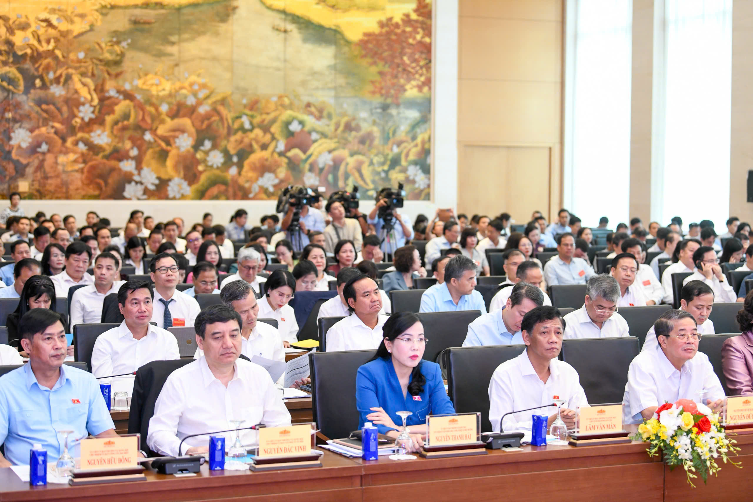 Chính phủ kiến nghị tăng cường giám sát thực thi chính sách, pháp luật ở cấp tỉnh và xã - Ảnh 2.