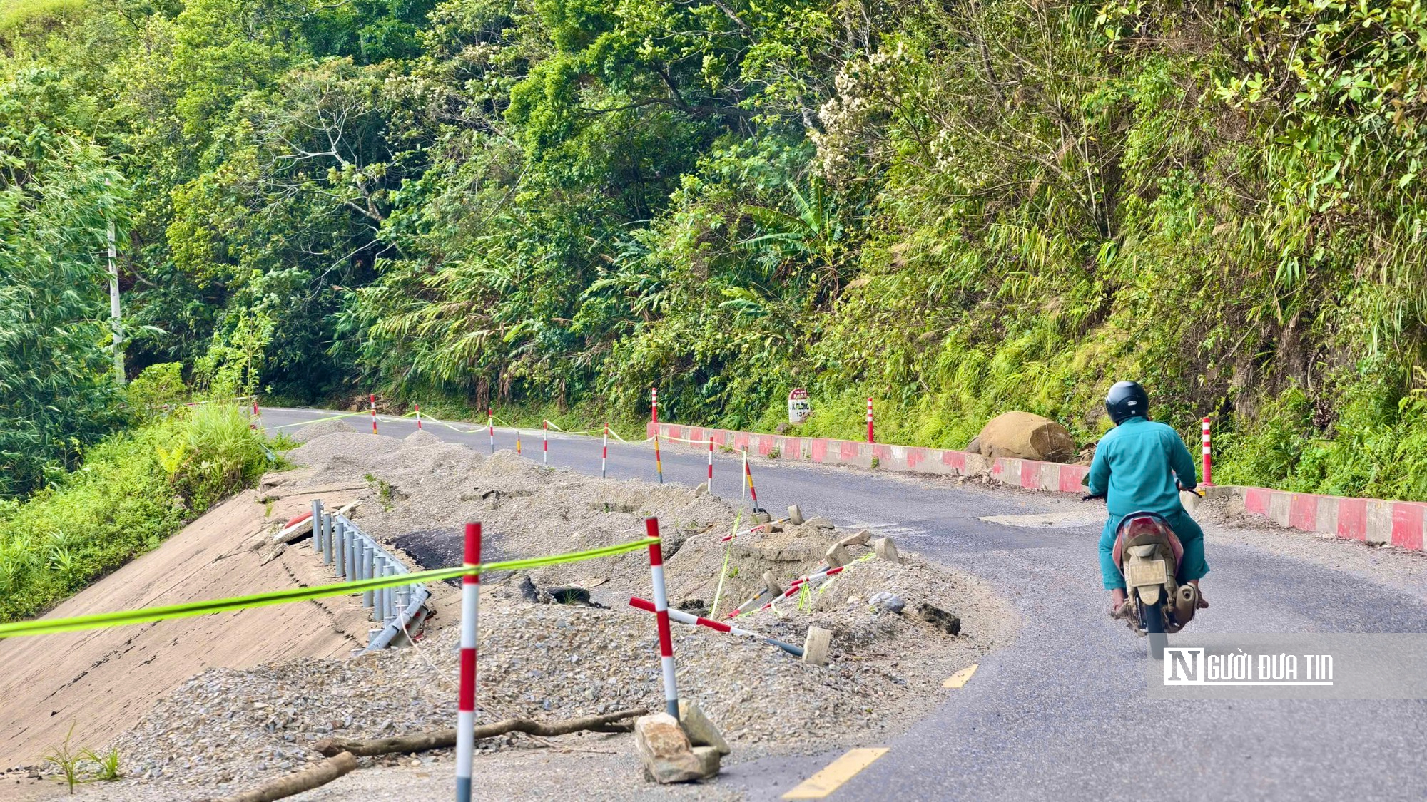 Mùa mưa cận kề, điểm sạt lở trên Quốc lộ 24 vẫn chưa được khắc phục- Ảnh 2.